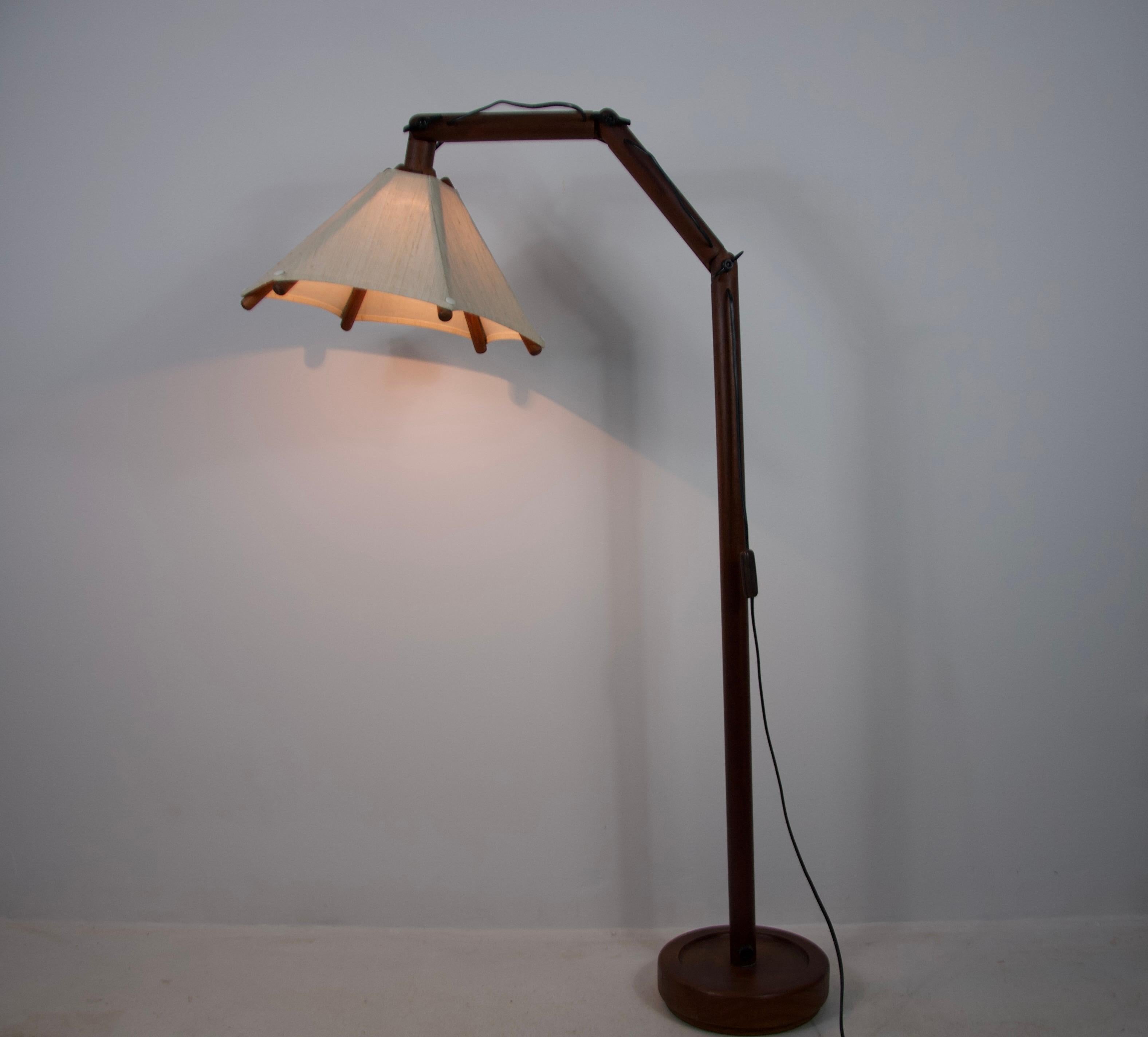 Lámpara de pie regulable de madera de mediados de siglo by Domus, años 60 en venta 5