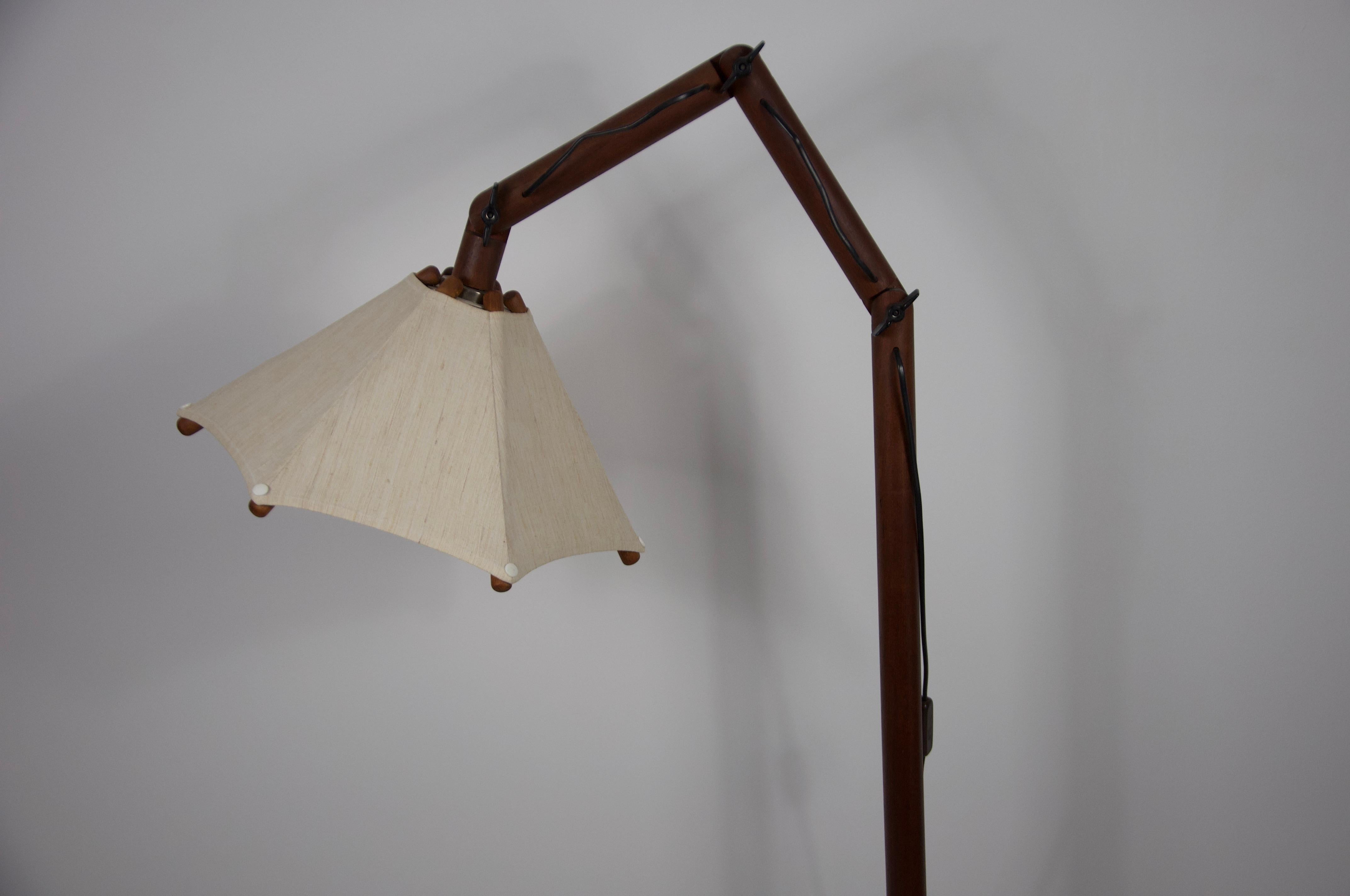 This elegant Domus floor lamp from the 1960s is a timeless piece of midcentury design, combining natural materials with functional craftsmanship. The lamp features a beautifully crafted teak wood frame with an adjustable head, allowing for
