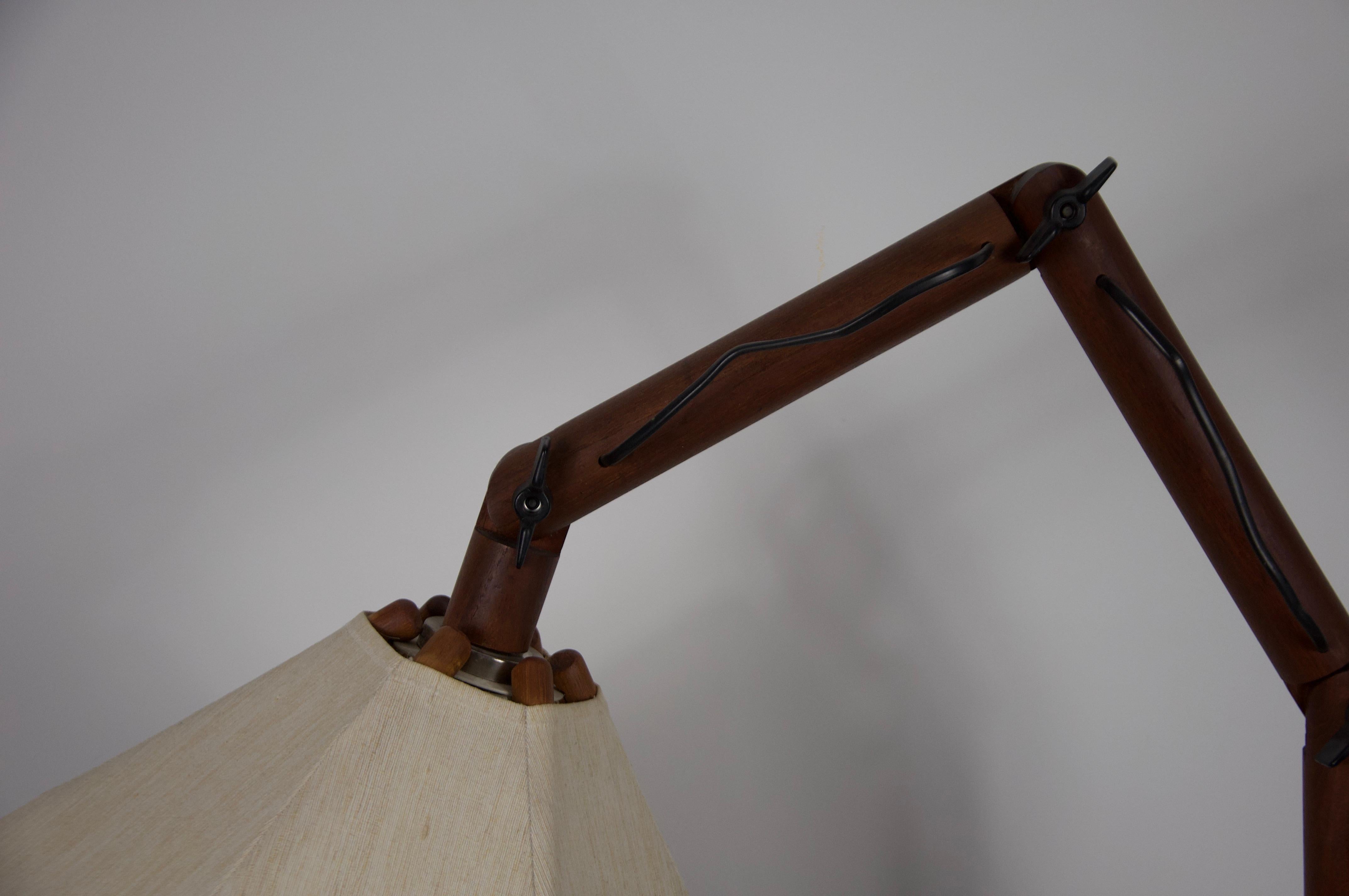 Lámpara de pie regulable de madera de mediados de siglo by Domus, años 60 Moderno de mediados de siglo en venta