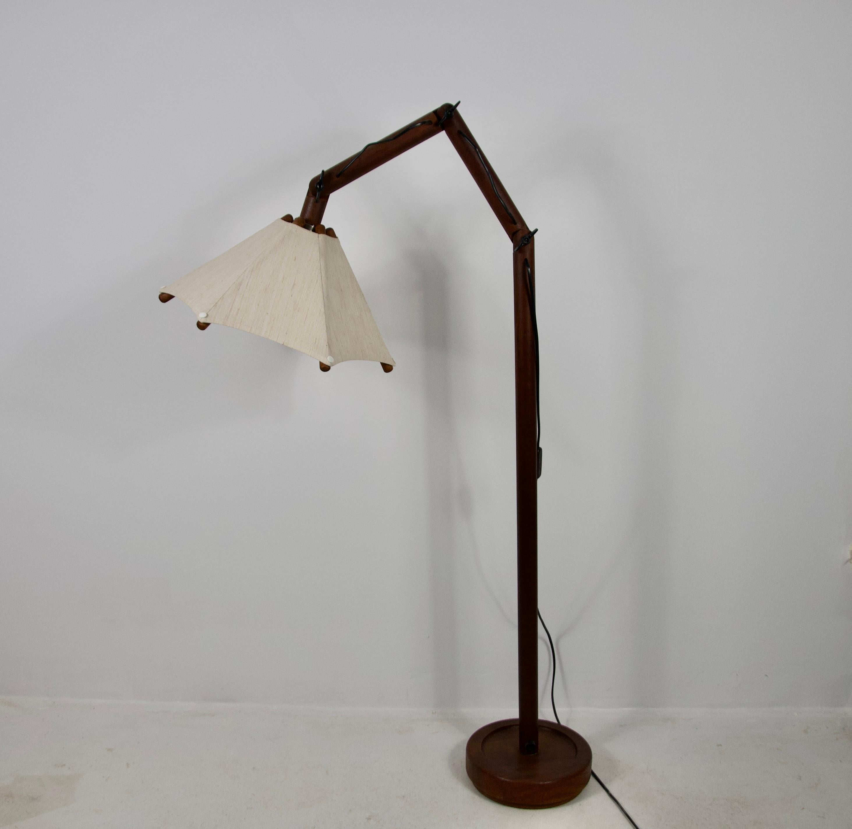 Lámpara de pie regulable de madera de mediados de siglo by Domus, años 60 Alemán en venta