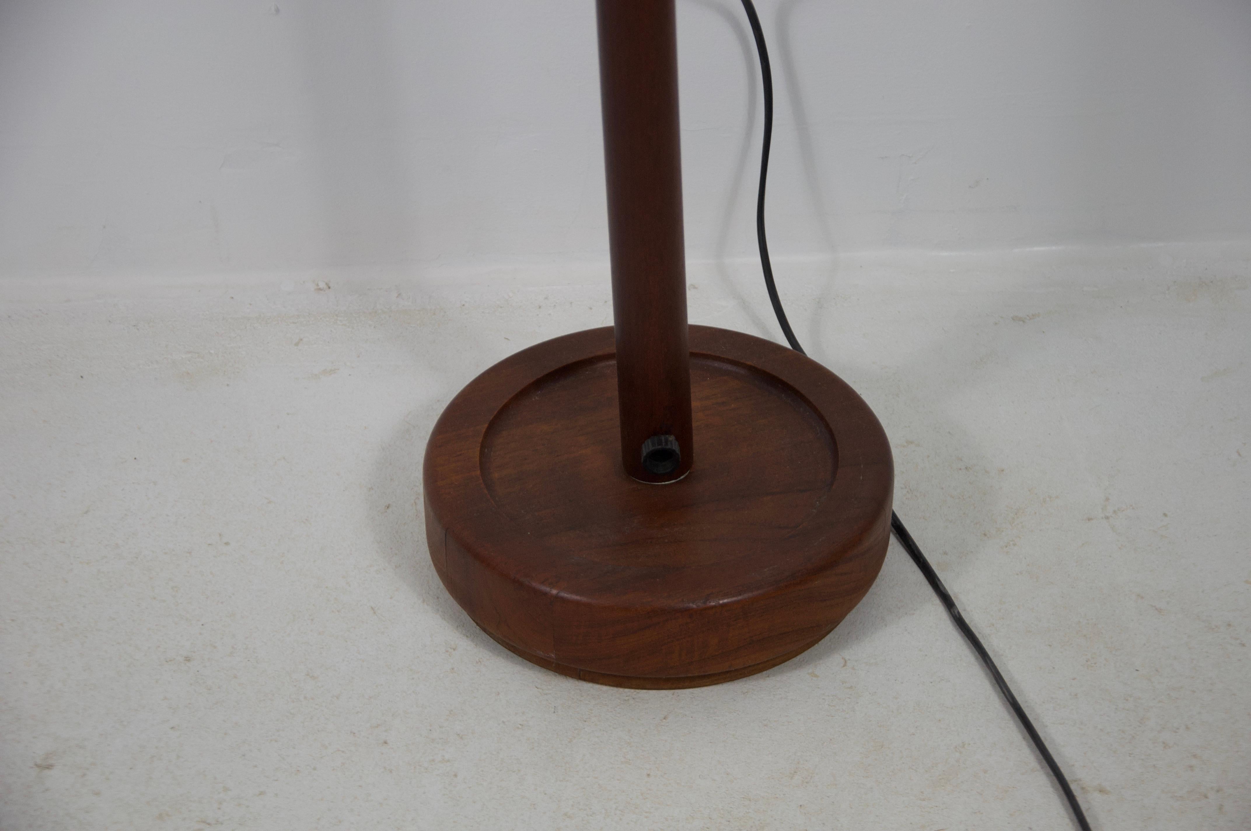 Lámpara de pie regulable de madera de mediados de siglo by Domus, años 60 en Bueno estado para la venta en Hagenbach, DE
