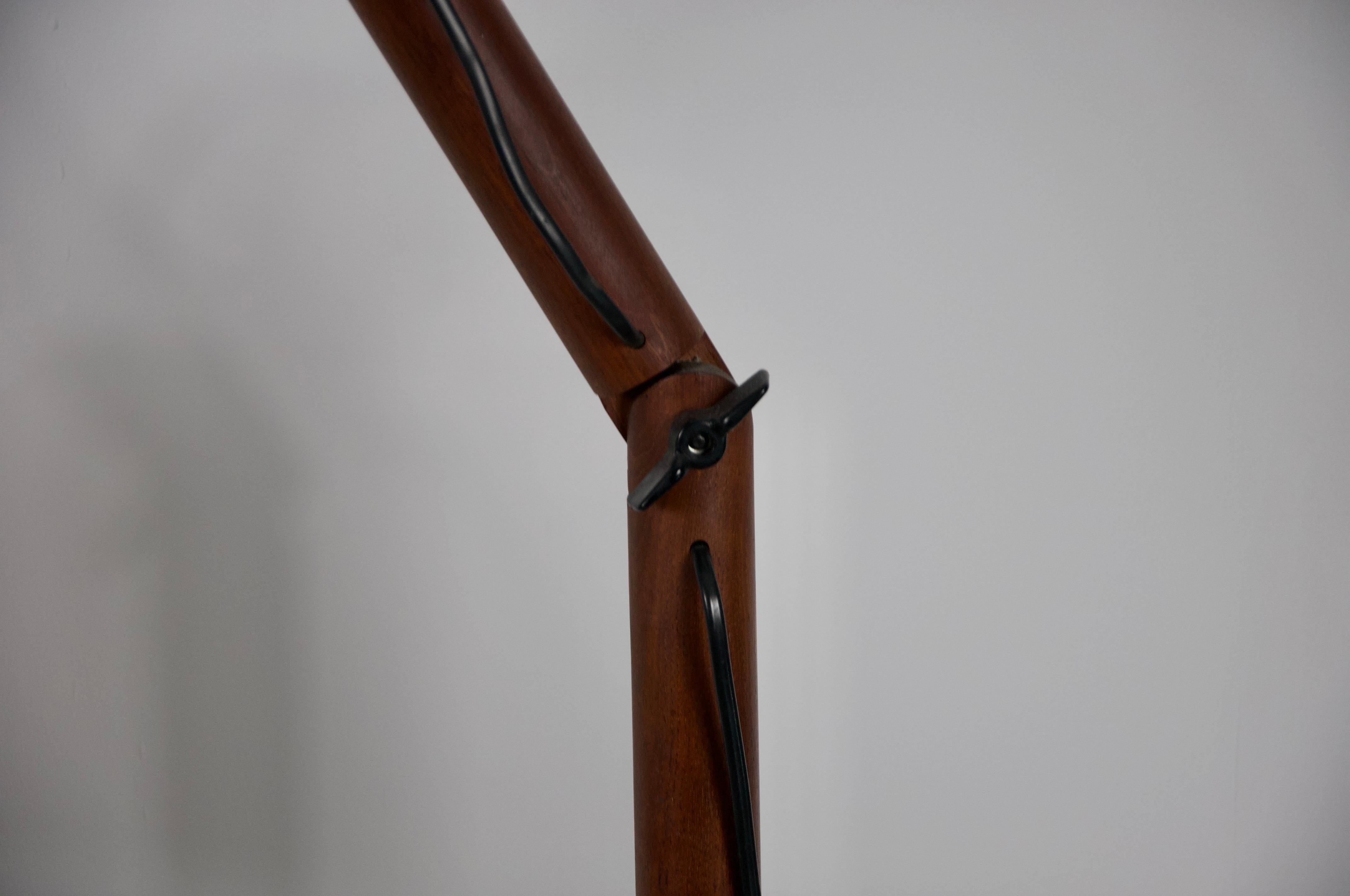Lámpara de pie regulable de madera de mediados de siglo by Domus, años 60 mediados del siglo XX en venta