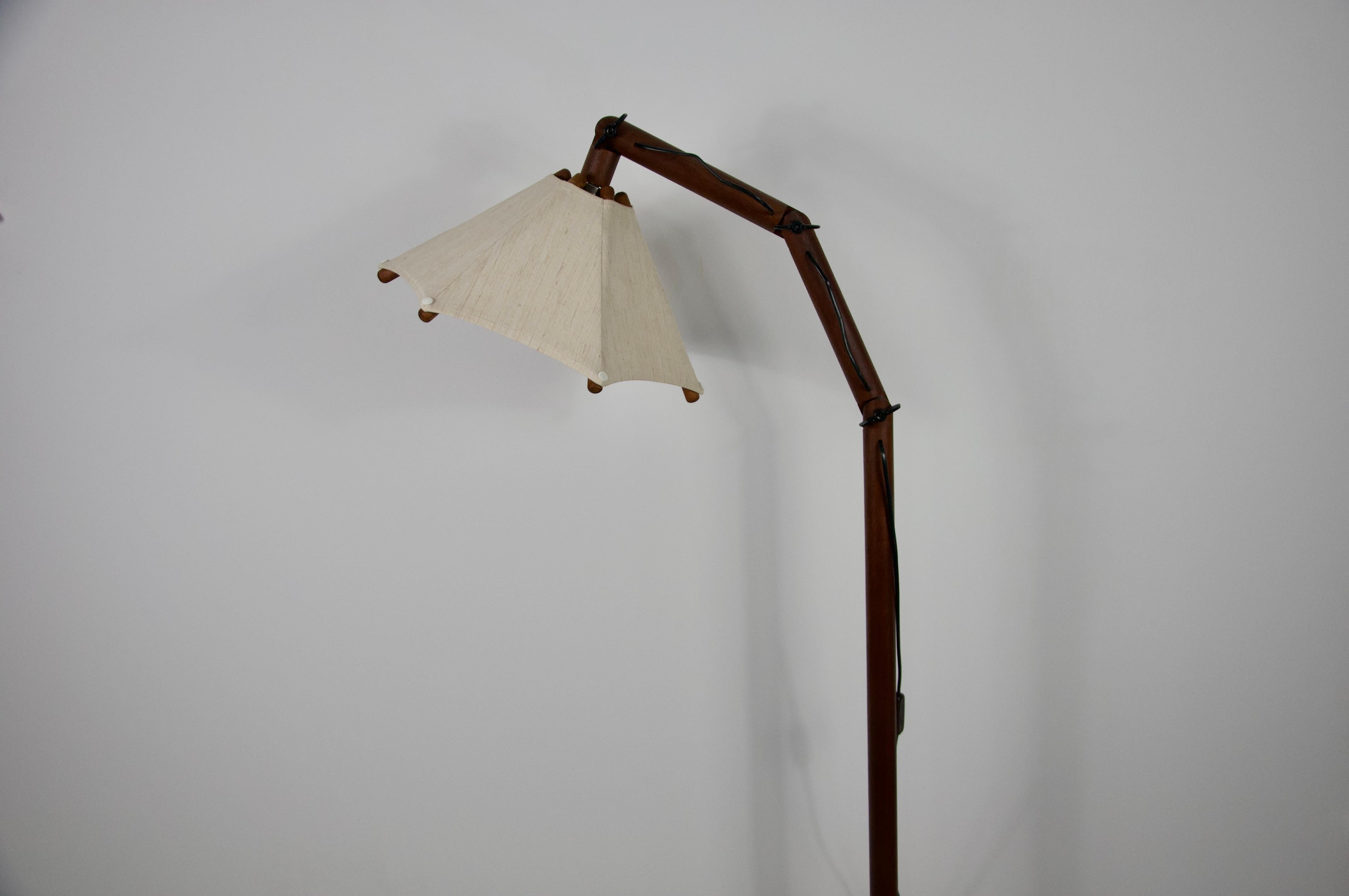 Lámpara de pie regulable de madera de mediados de siglo by Domus, años 60 en venta 2