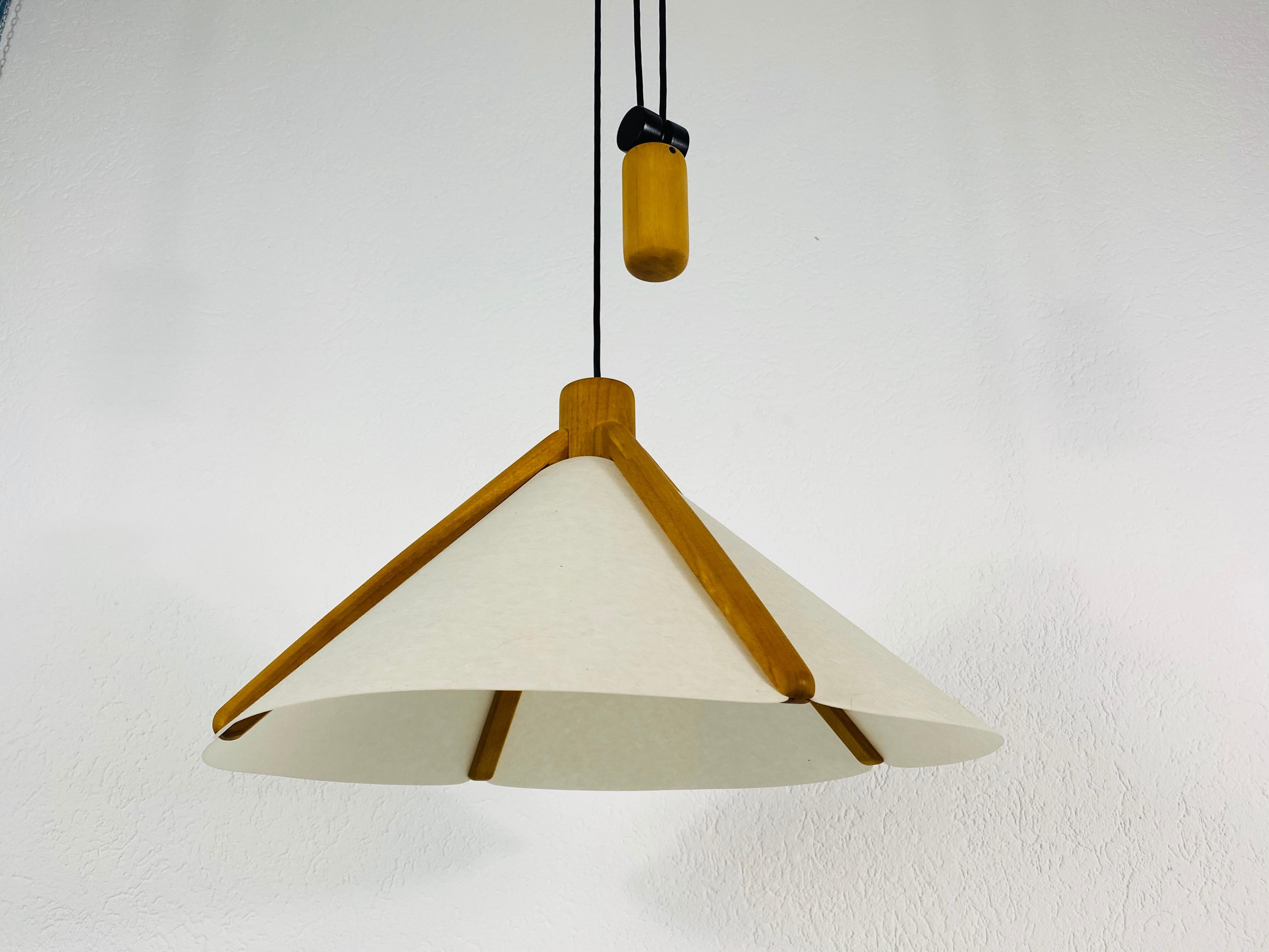 A wooden pendant lamp by Domus made in the 1960s. The body of the lamp is wood. The lamp has a Scandinavian design.

Measurements of the shade:
Height 27-100 cm
Diameter 49 cm

The light requires an E27 light bulb. Very good vintage