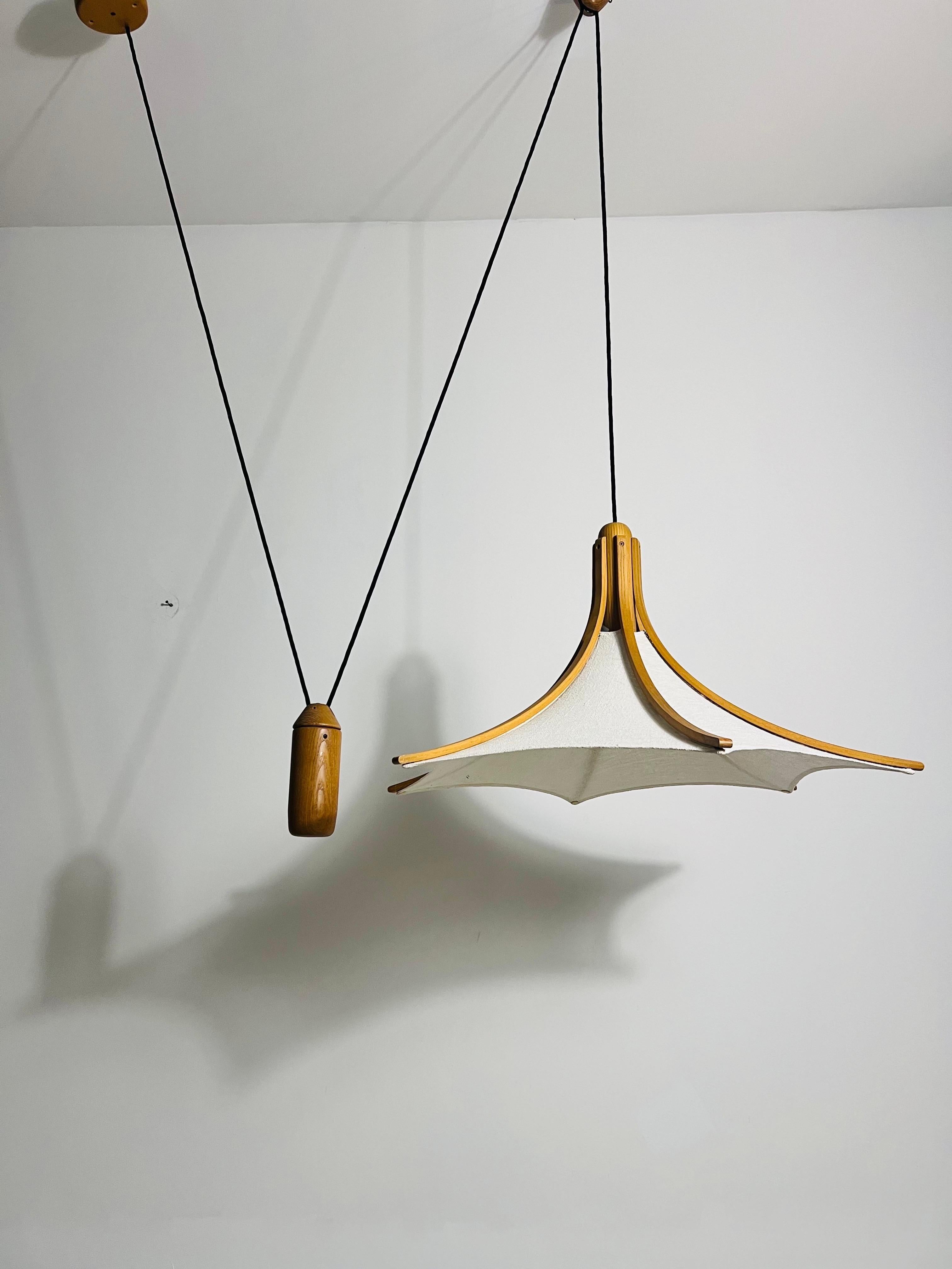 Mid-Century moderno Lampada a sospensione regolabile in legno del Medioevo con contrappeso di Domus, anni '60 in vendita