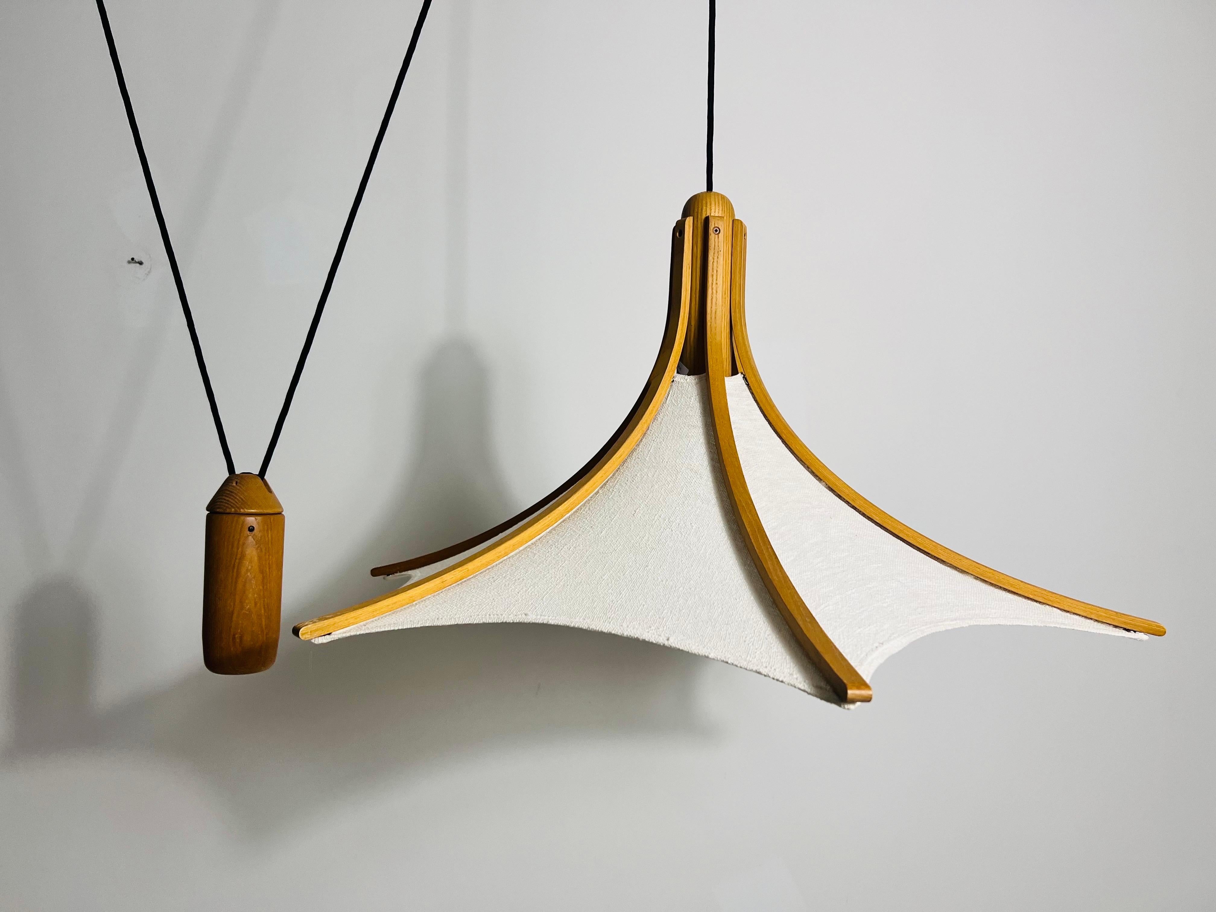 Metà XX secolo Lampada a sospensione regolabile in legno del Medioevo con contrappeso di Domus, anni '60 in vendita