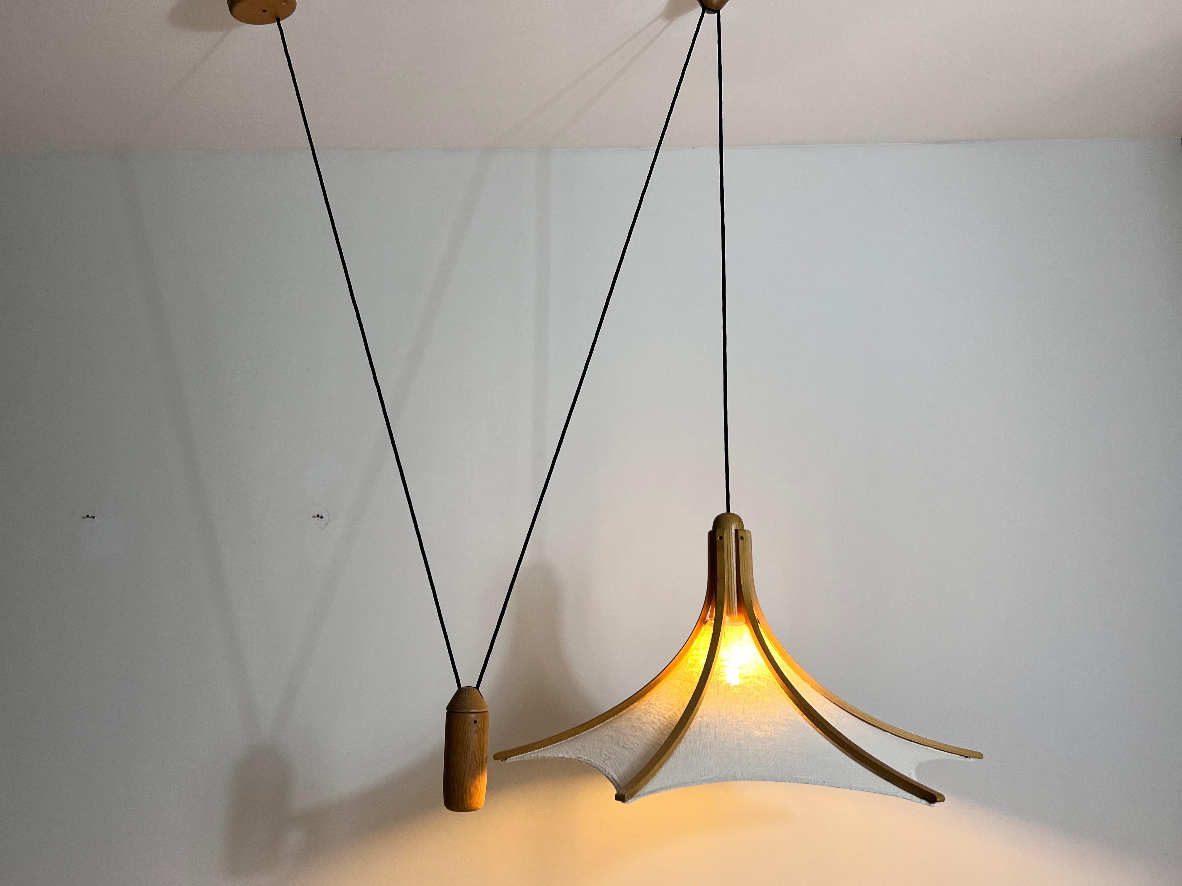 Tessile Lampada a sospensione regolabile in legno del Medioevo con contrappeso di Domus, anni '60 in vendita