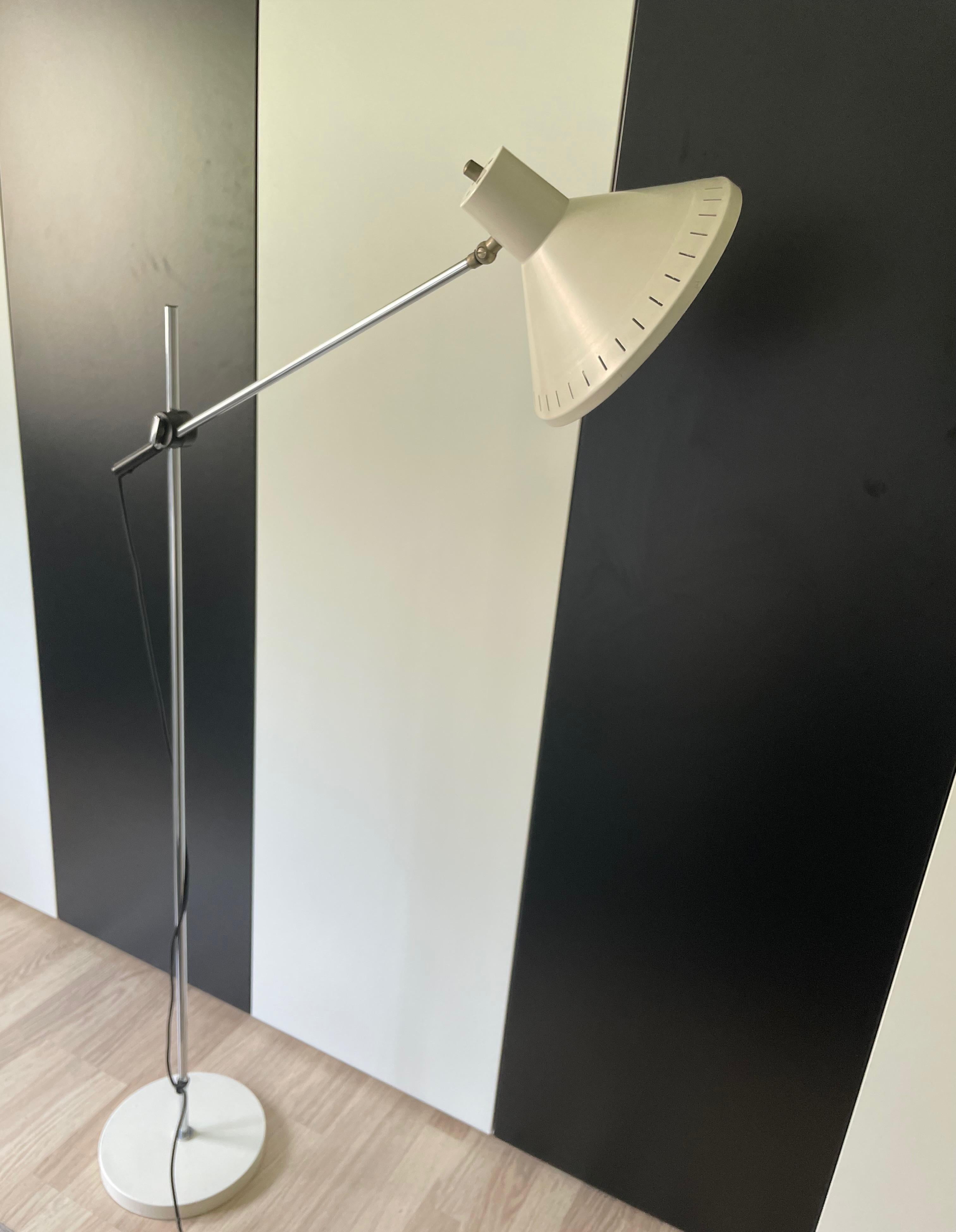 Minimalist adjustable floorlamp probably designed fof Kosack Germany.
White lacquered metal and chromed parts.
circa 1960.