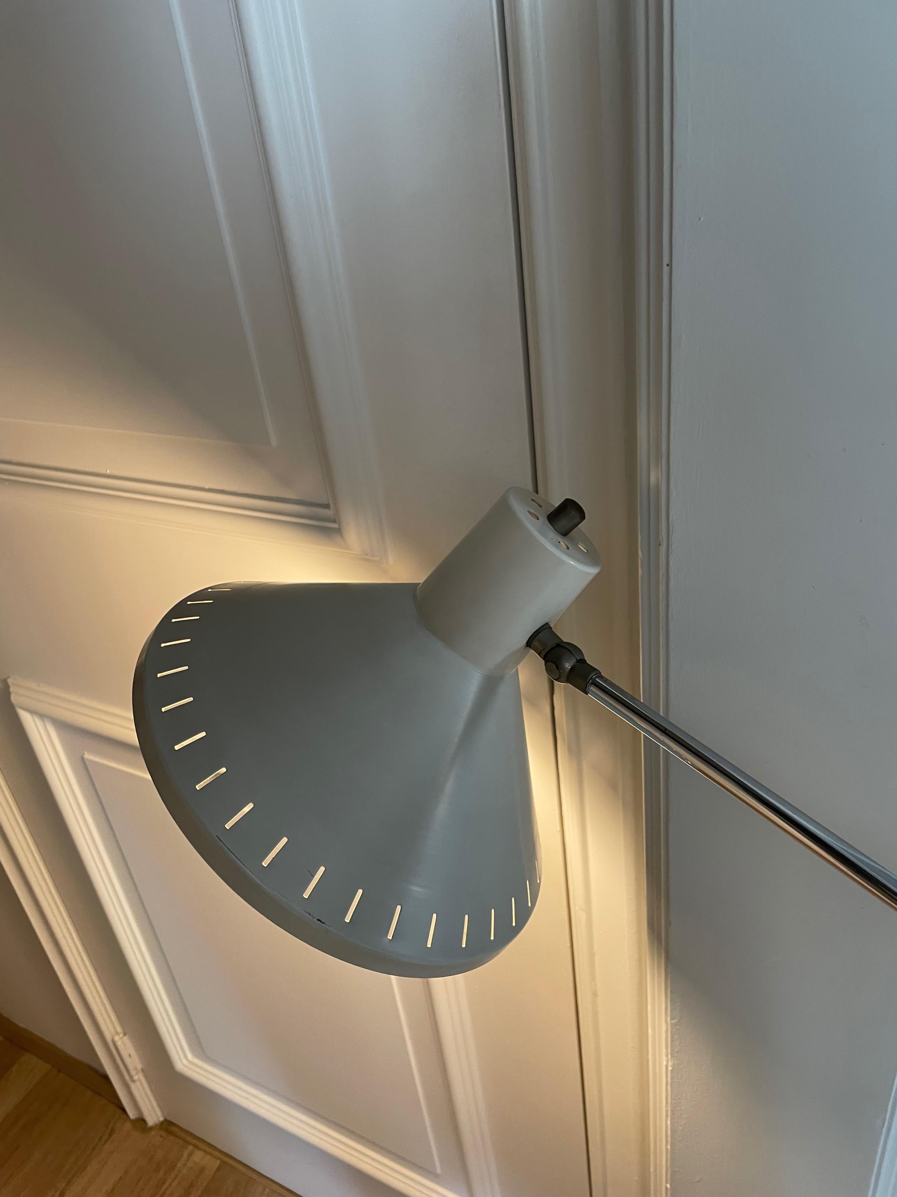 Verstellbare minimalistische Stehlampe aus Chrom und weißem Lack, Deutschland 1950. (Moderne der Mitte des Jahrhunderts) im Angebot