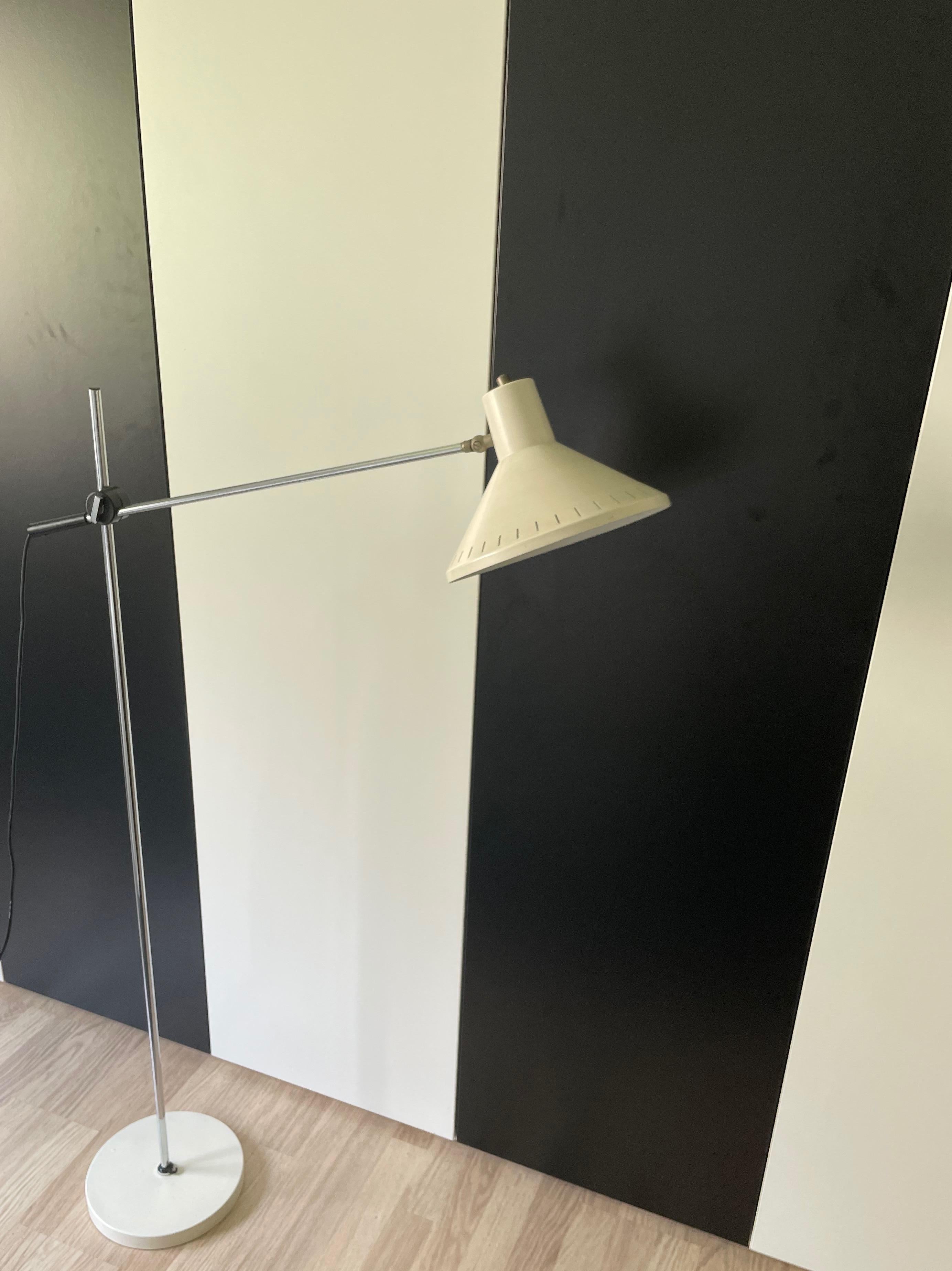 Adjustable Minimalist Floor Lamp Chrome and White Lacquer, Germany, 1950 In Good Condition For Sale In Brussels, BE