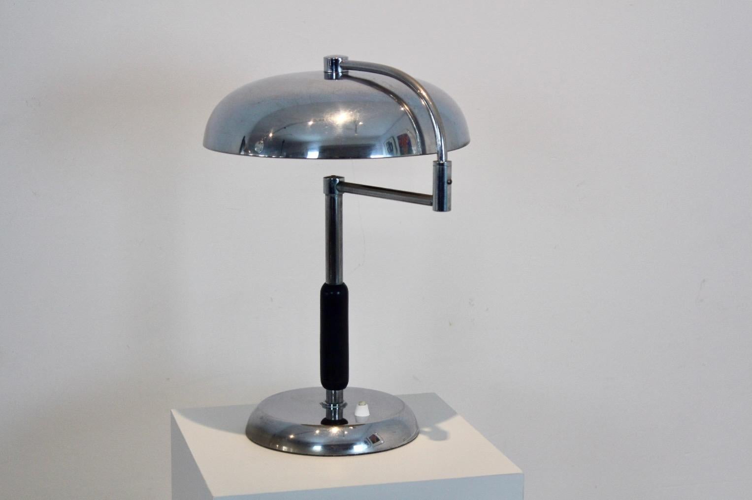 Die Maison Desny Schreibtischlampe ist ein klassisches Beispiel für modernistisches Design aus den 1930er Jahren. Maison Desny war ein progressives Designstudio, das modernste, avantgardistische Kunstwerke schuf und für seine innovative Verwendung