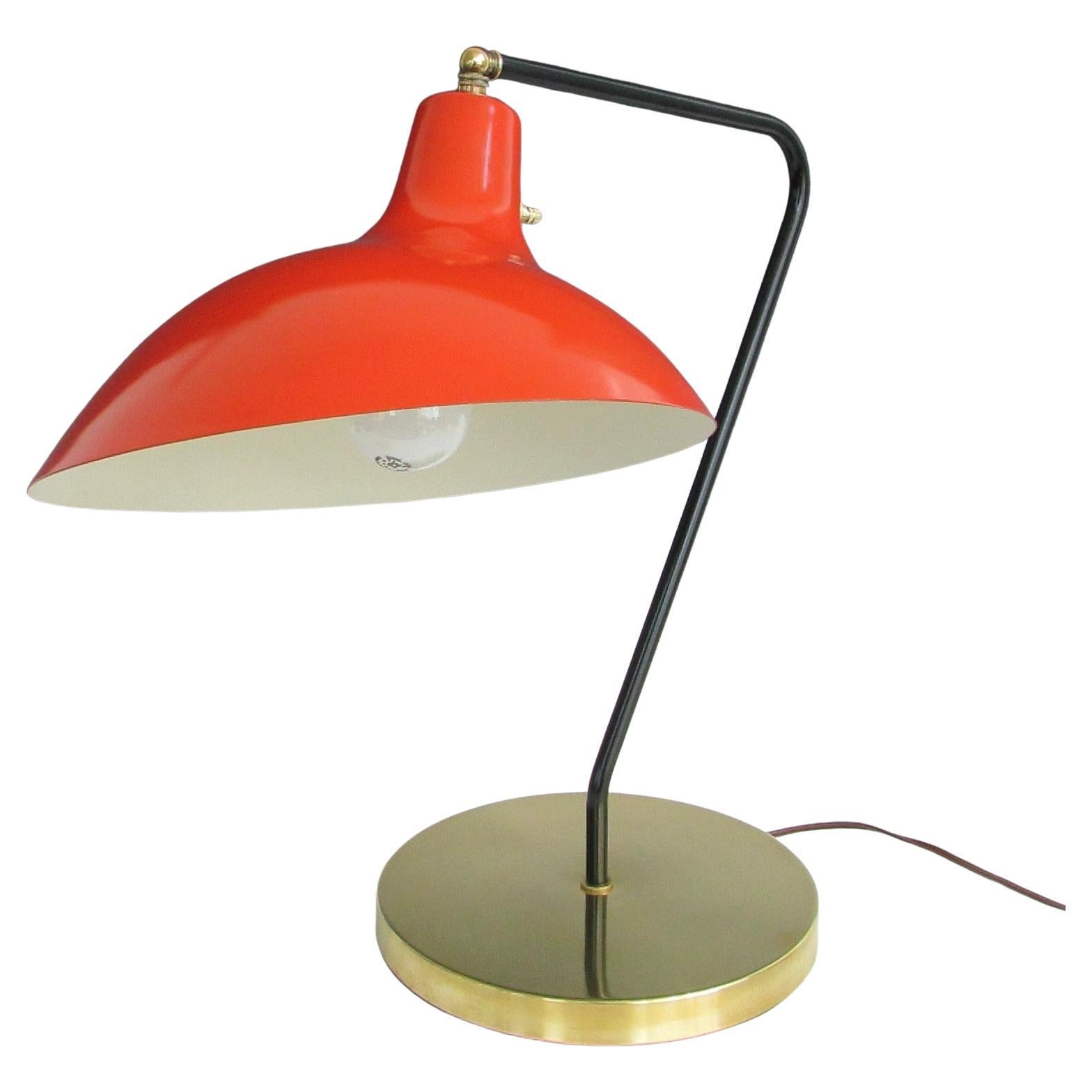 Capot rouge laqué sur tige angulaire noire ancrée dans un socle en laiton lesté. Fabriqué par Marbro lamp co of California. 