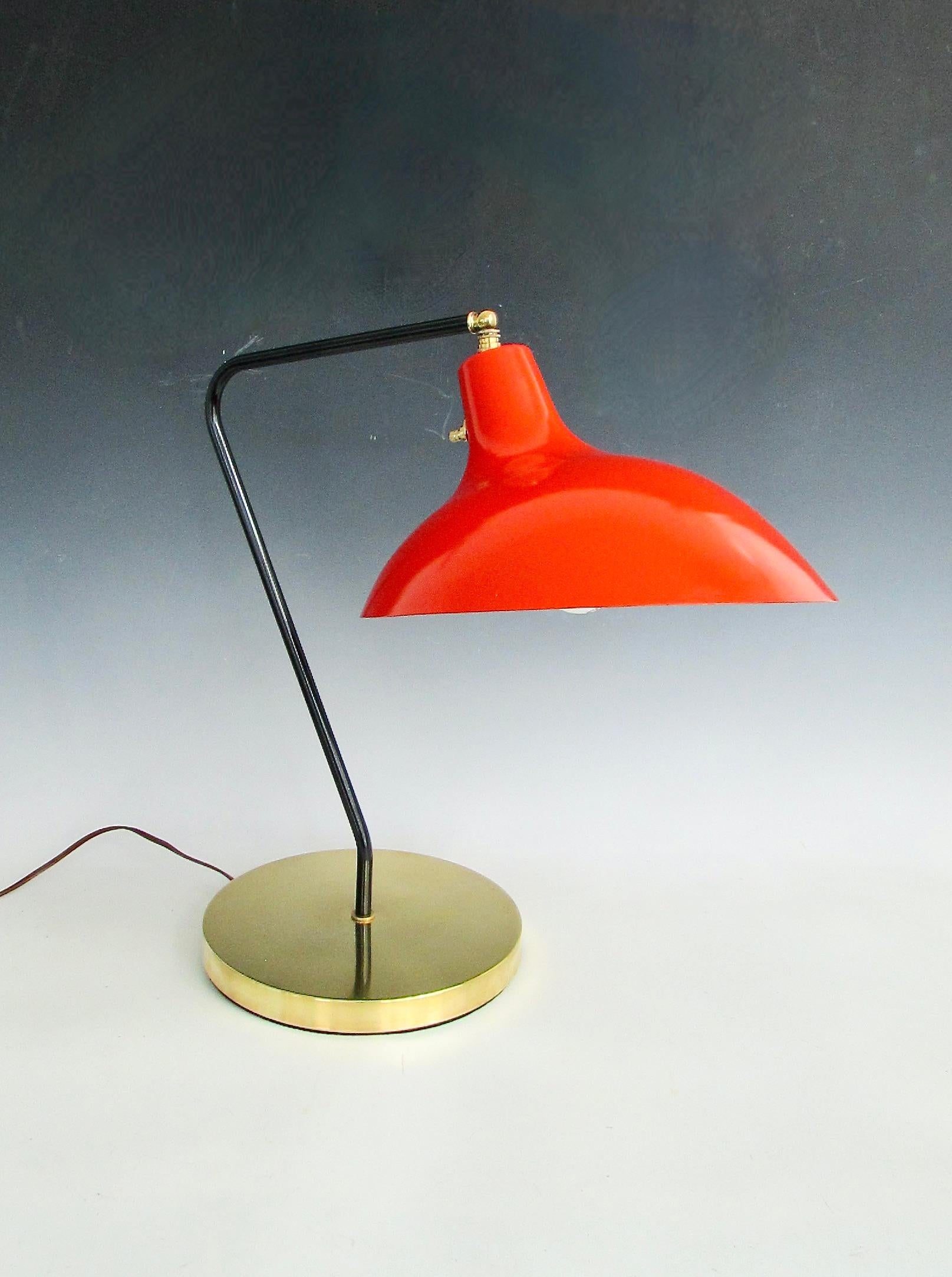 Laqué Lampe de bureau moderniste réglable par Marbro en vente