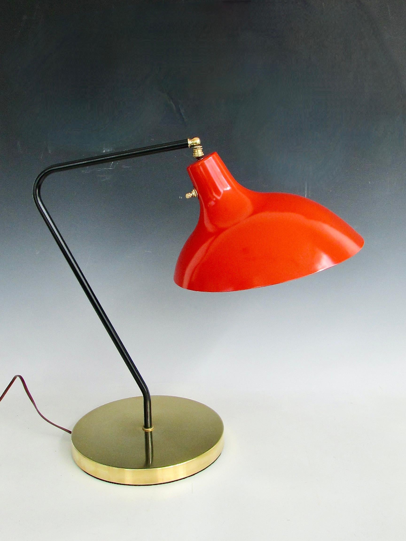 Laiton Lampe de bureau moderniste réglable par Marbro en vente