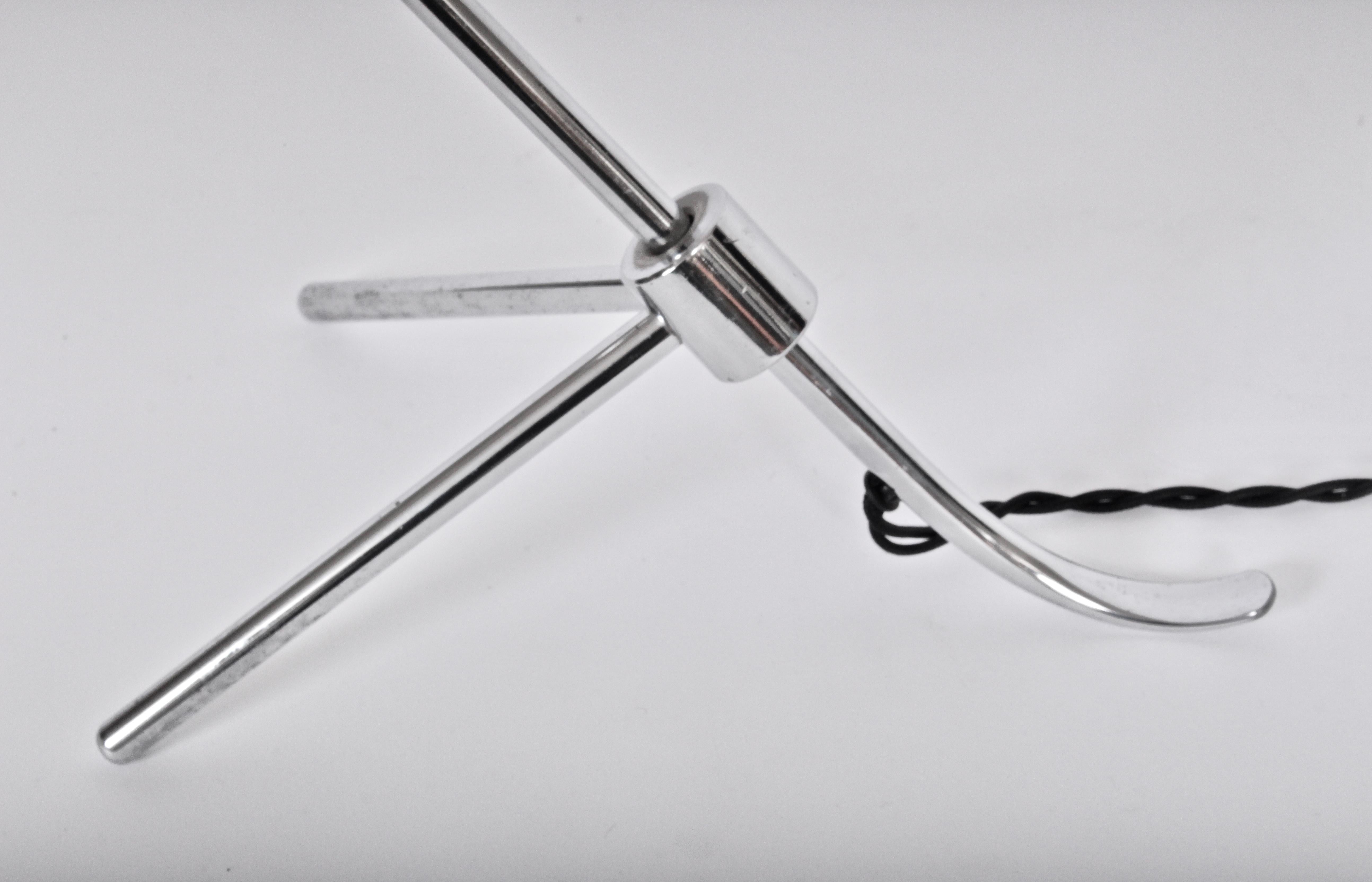 Dreibein-Schreibtischlampe im Stil von Boris Lacroix, vernickelt, 1960er Jahre (Beschichtet) im Angebot