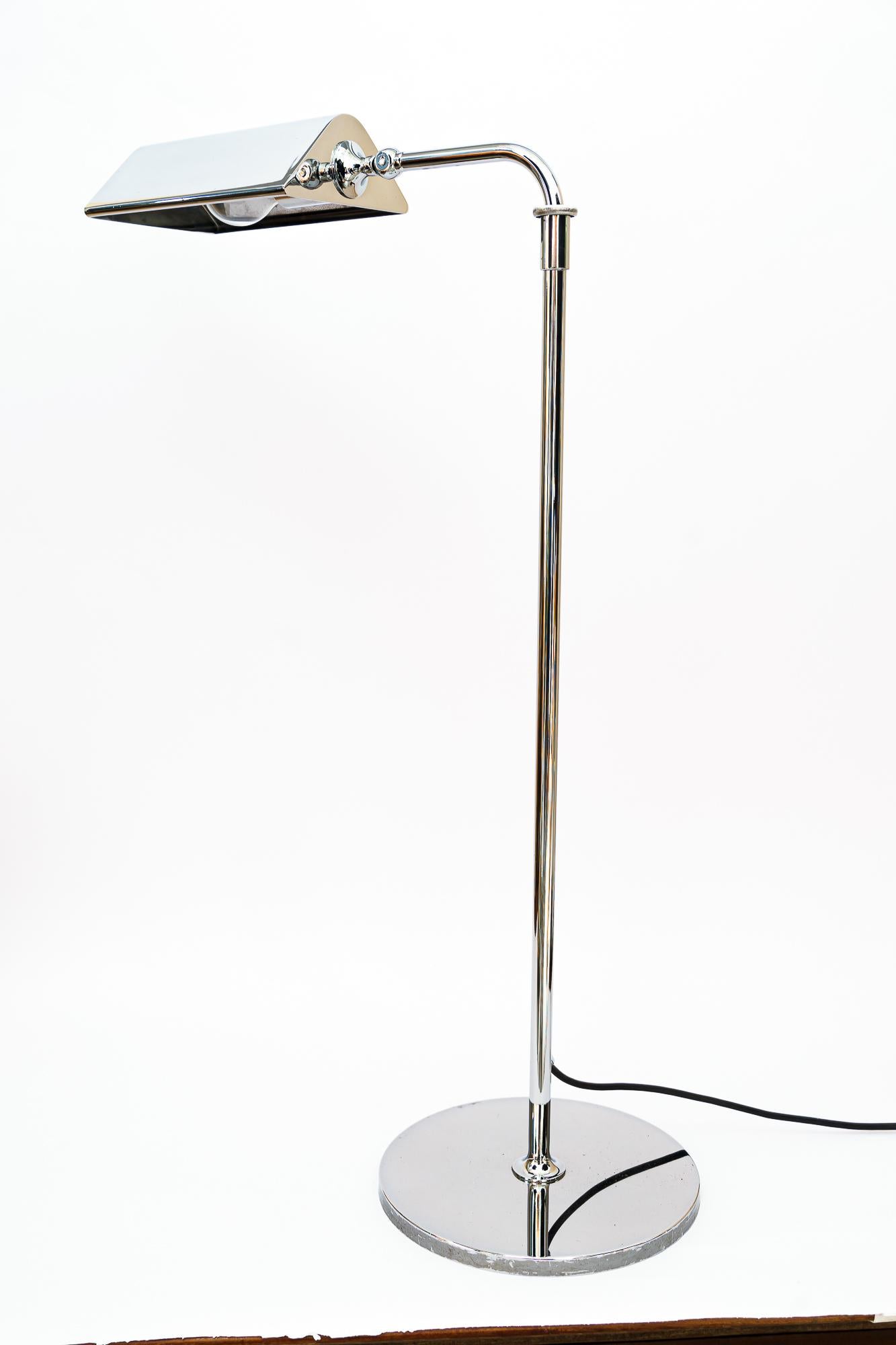 Adjustable nickel-plated floor lamp vienna around 1950s

Extendable floor lamp from 78cm up to 125cm
Original condition.