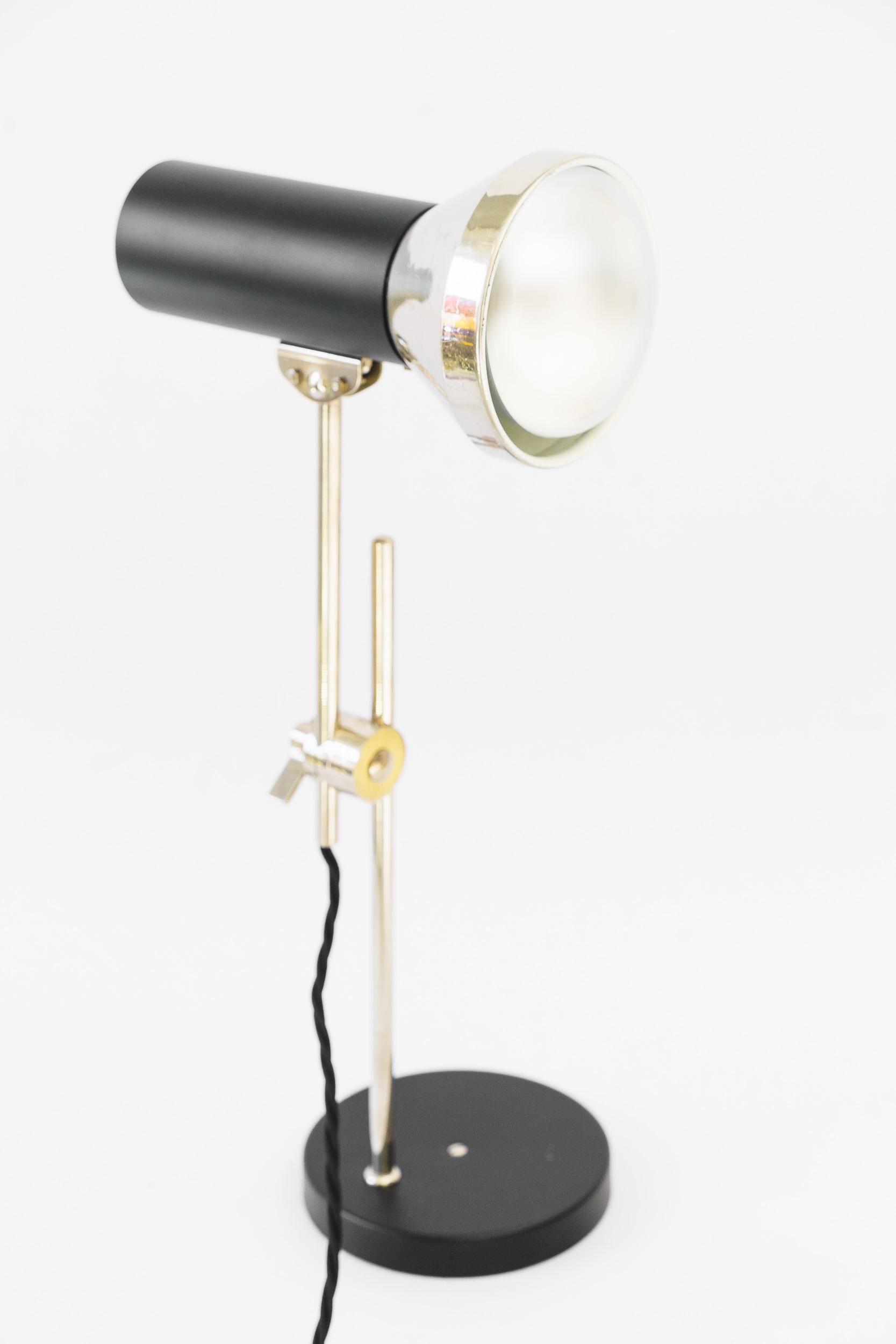 Mid-Century Modern Lampe de table réglable en nickel vienne vers 1960 en vente