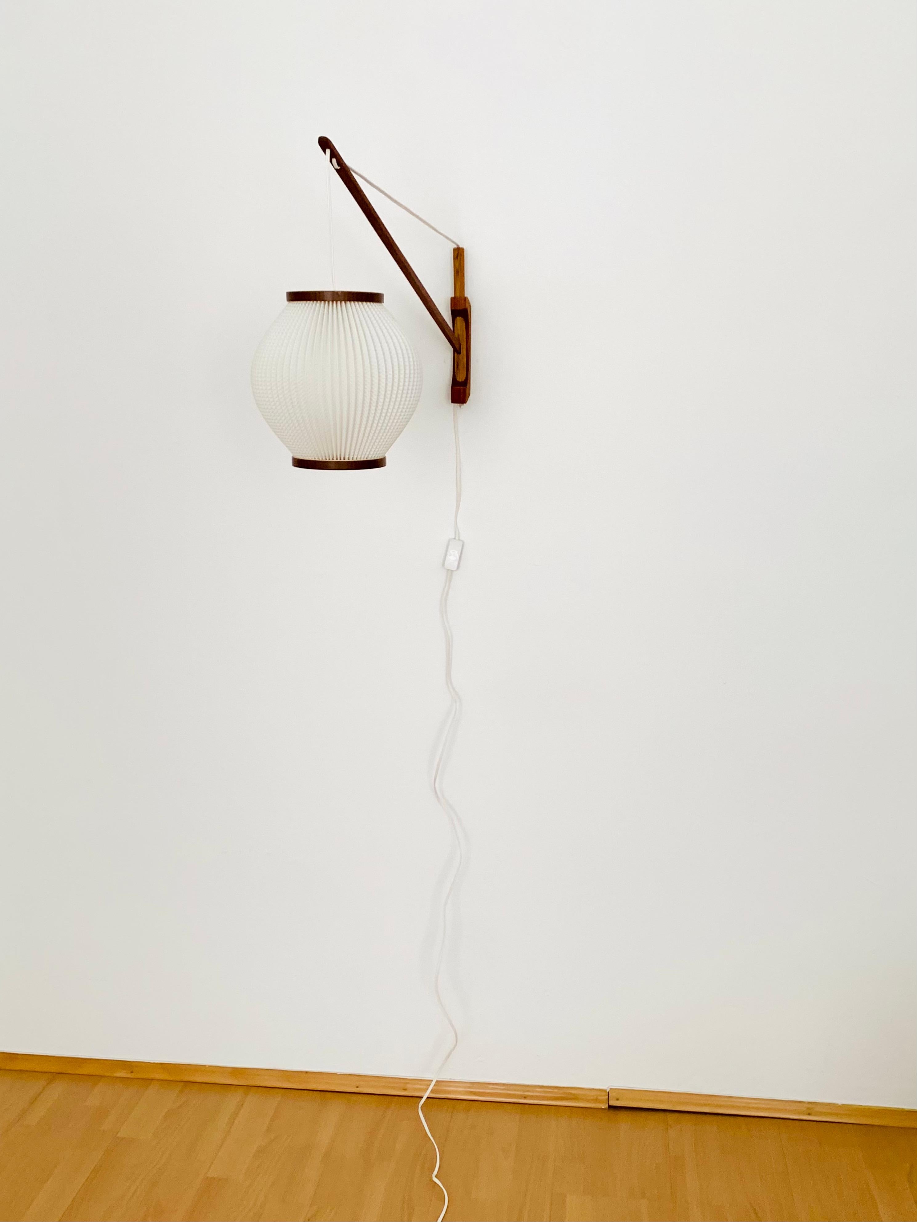 Adjustable Oak and Teak Wall Lamp In Good Condition For Sale In München, DE