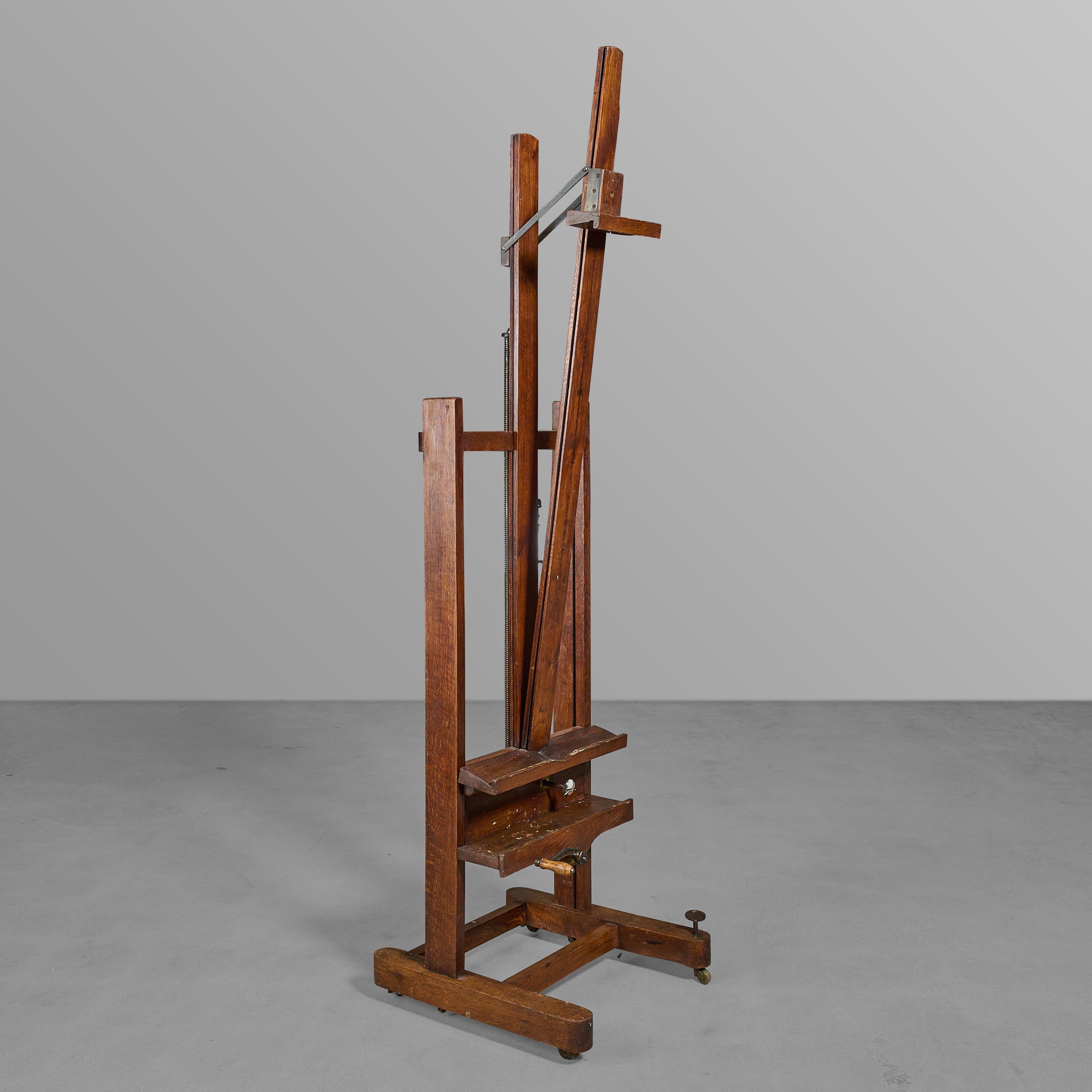 Adjustable Oak Easel with Crank In Good Condition In Chicago, IL