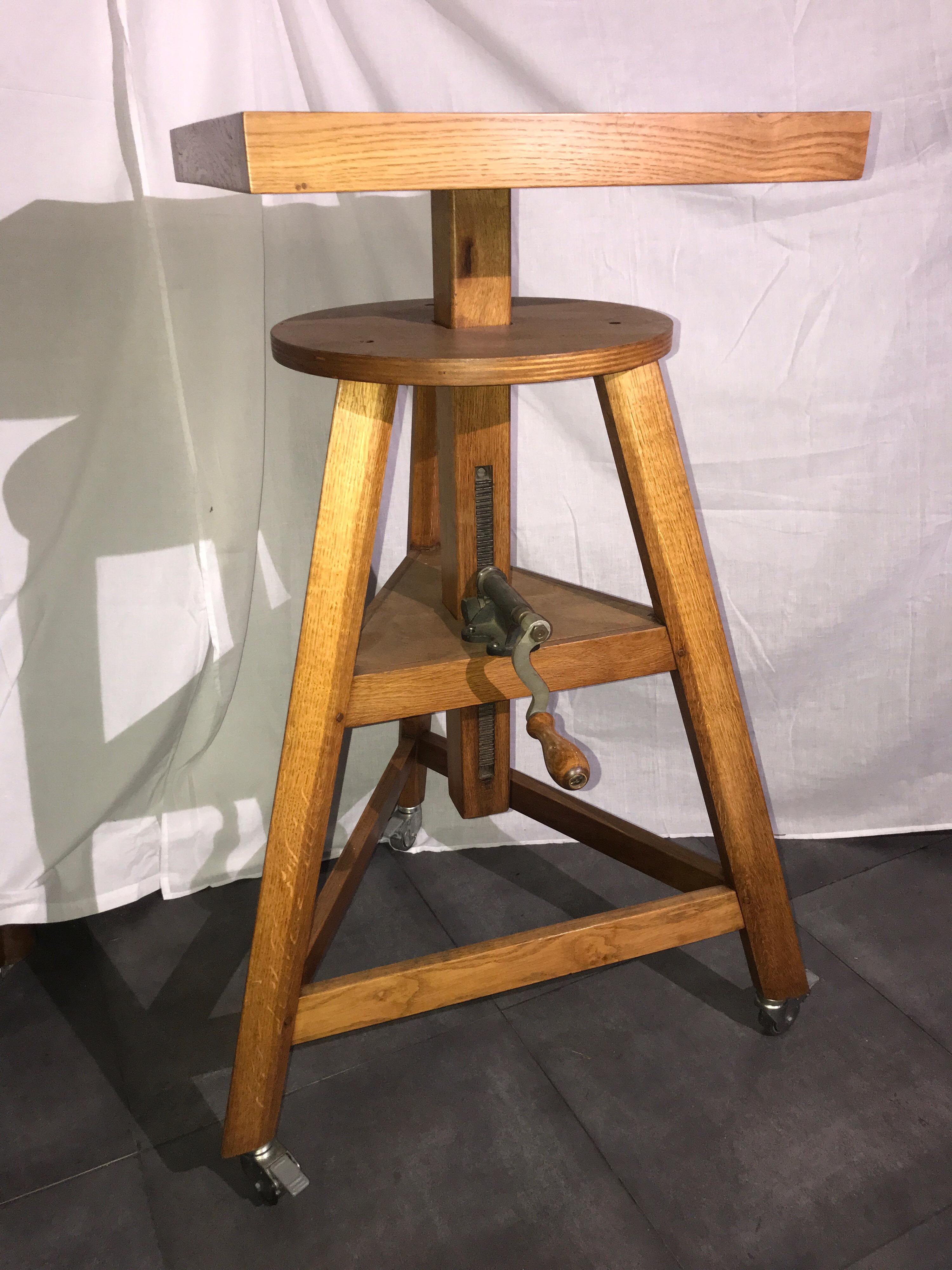 An ingenious sculptor stand in solid oak made in France circa 1950s.
It is a high quality model for an artist who wants the best tool to create.
The square tray is rotating and can rise from 100 cm to 150 cm / 39.37 to 59.05 inch.
A second small