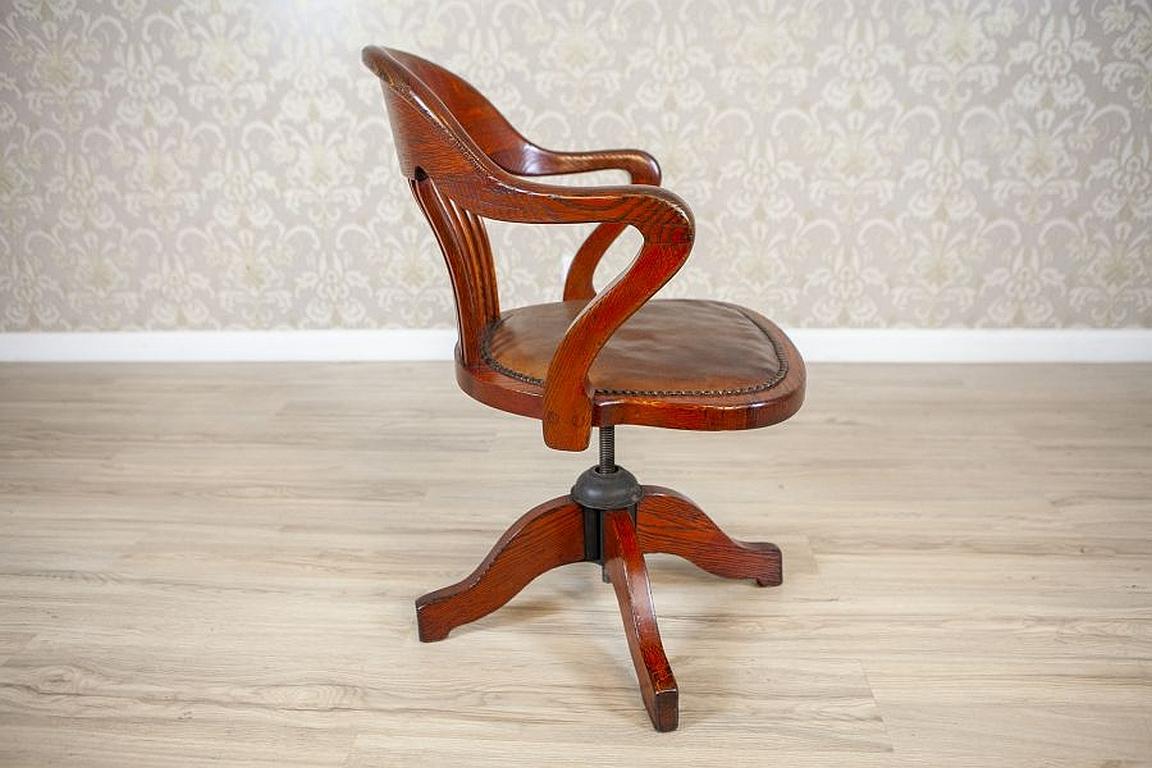 Adjustable Oak Swivel Chair From the Early 20th Century In Good Condition In Opole, PL