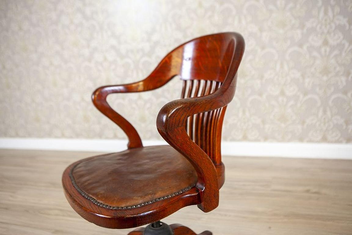 Adjustable Oak Swivel Chair From the Early 20th Century 3