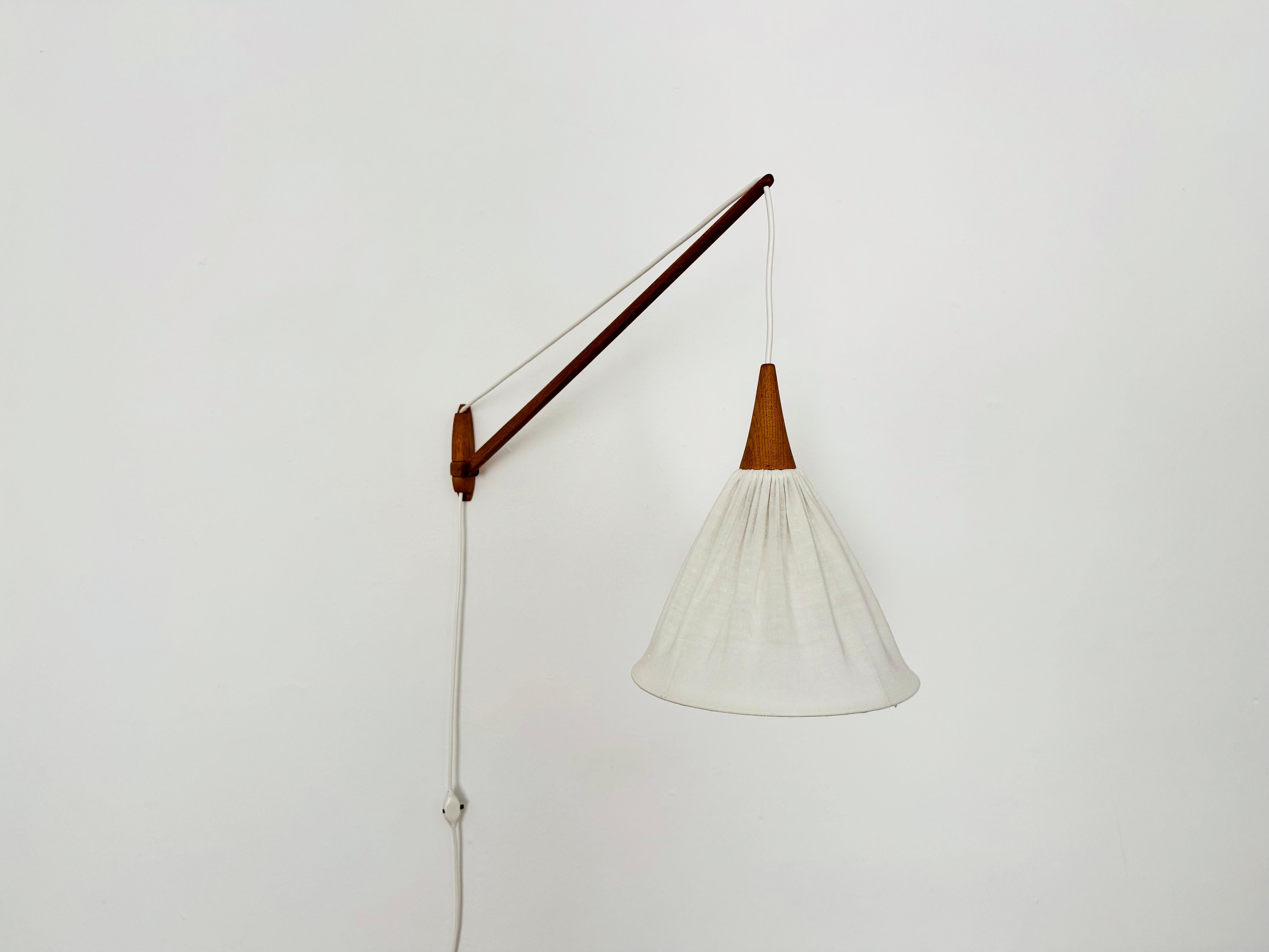 Splendida lampada da parete svedese degli anni '60.
Un design fantastico e insolito con un aspetto incredibilmente elegante.
Bellissimo braccio girevole in Oak.
Il paralume crea un'atmosfera molto accogliente.

Design/One: Ono e Östen