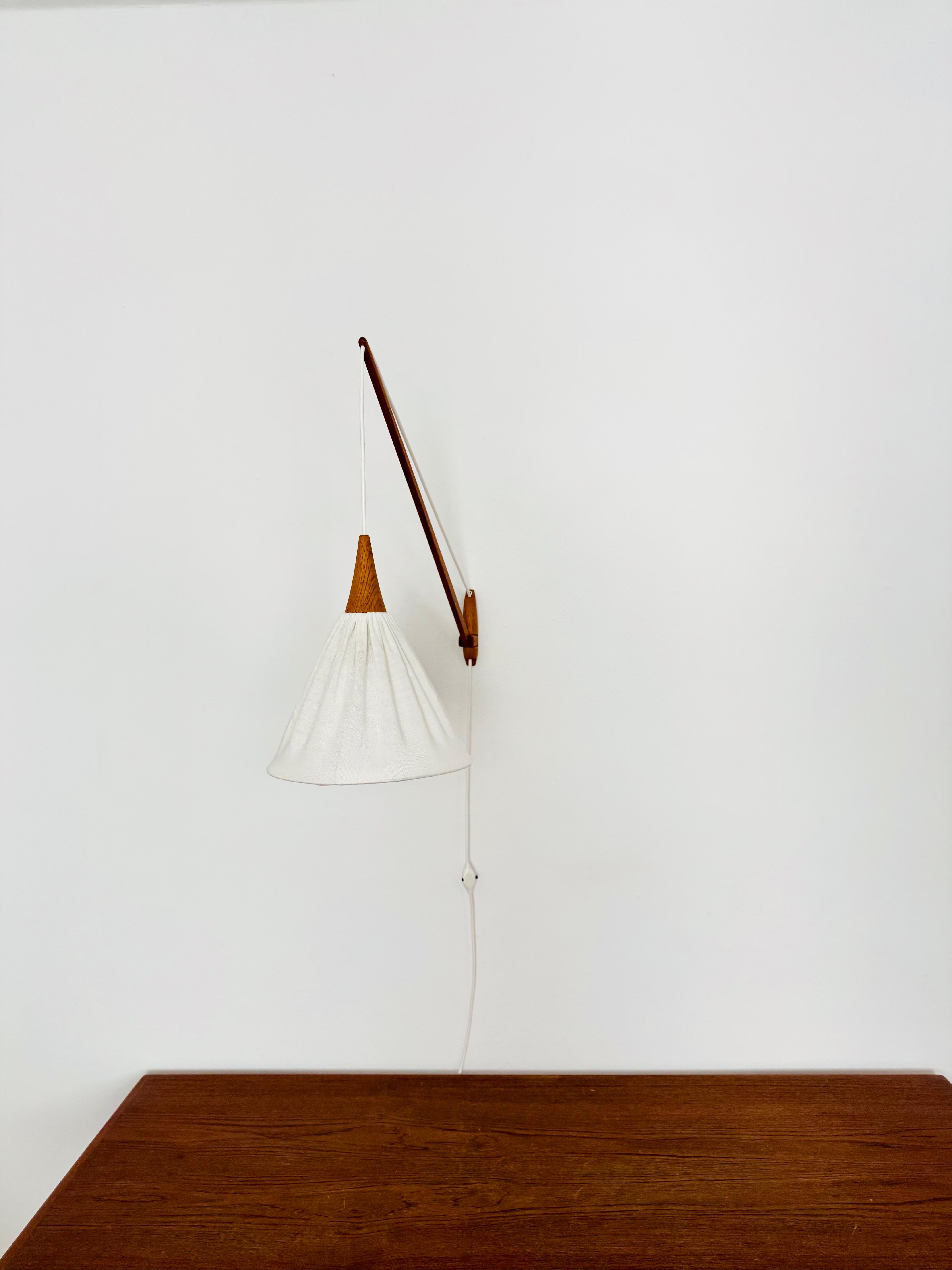 Scandinavo moderno Lampada da parete regolabile in Oak di Uno & Östen Kristiansson in vendita