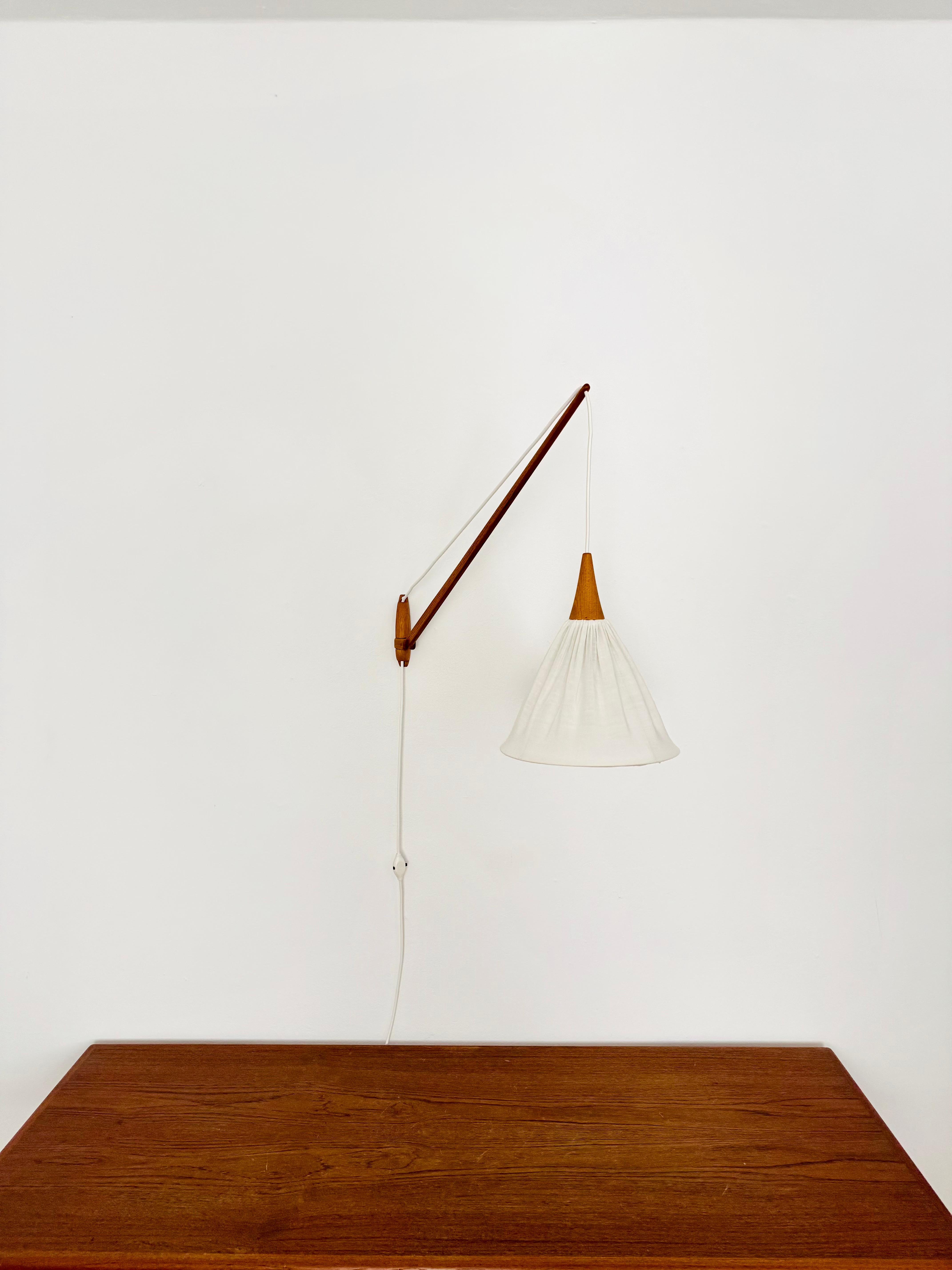 Svedese Lampada da parete regolabile in Oak di Uno & Östen Kristiansson in vendita