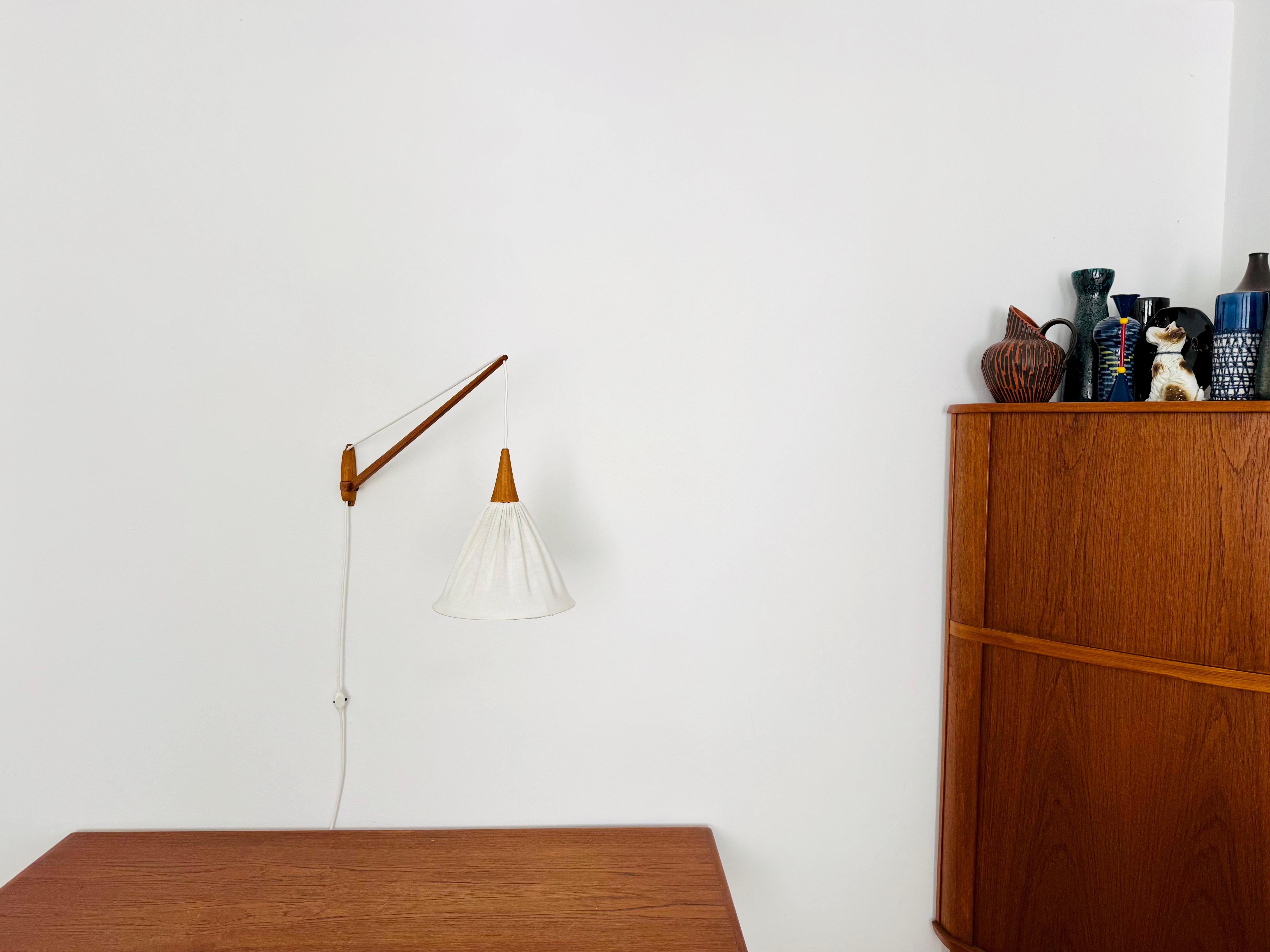 Metà XX secolo Lampada da parete regolabile in Oak di Uno & Östen Kristiansson in vendita