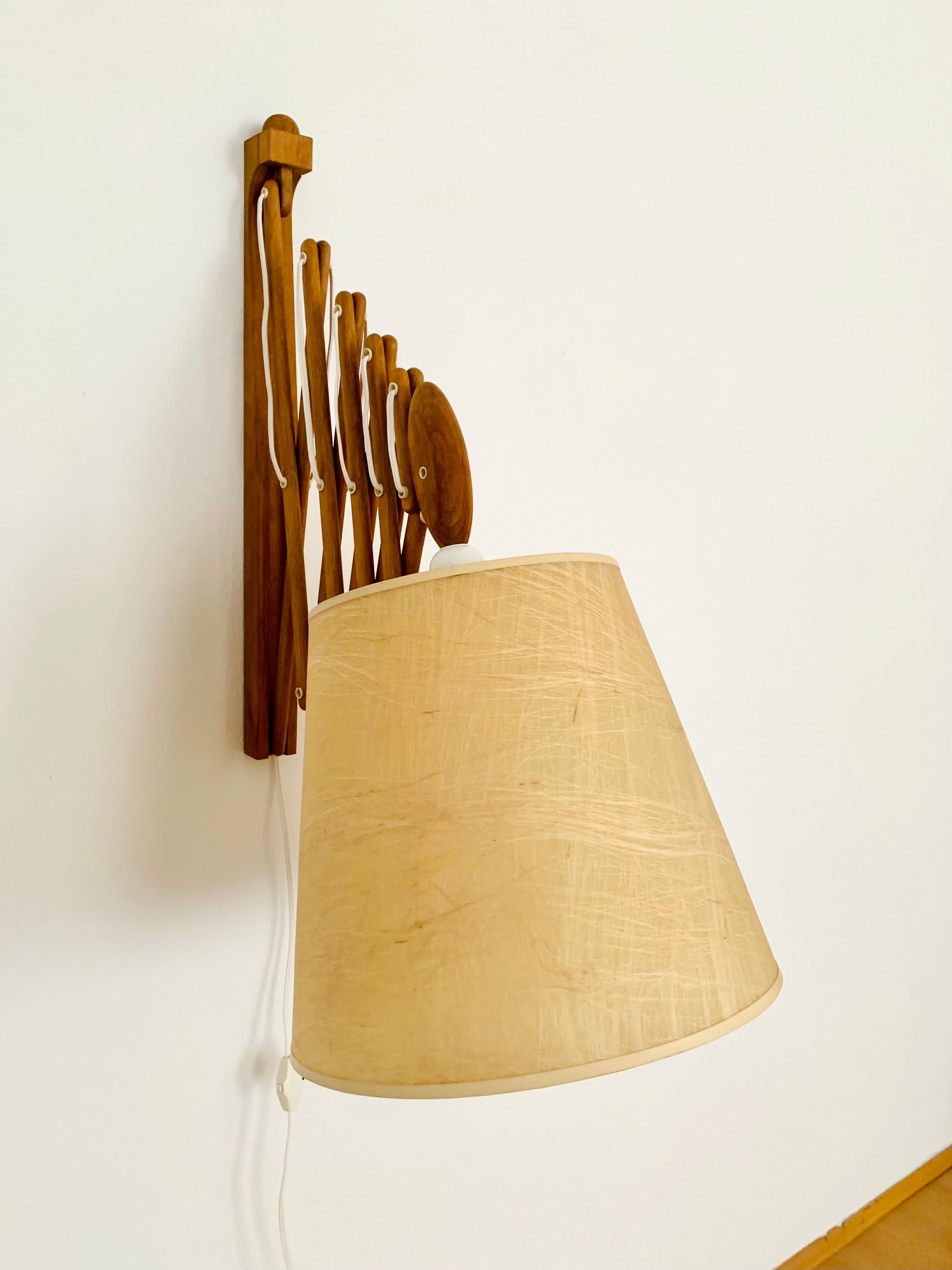 Wonderful large Danish wall lamp from the 1960s.
Exceptional design with a fantastically cozy look.
Very nice swiveling and extendable oak arm.
The lampshade creates a very cozy atmosphere.

Manufacturer: Le Klint

Condition:

Very good vintage