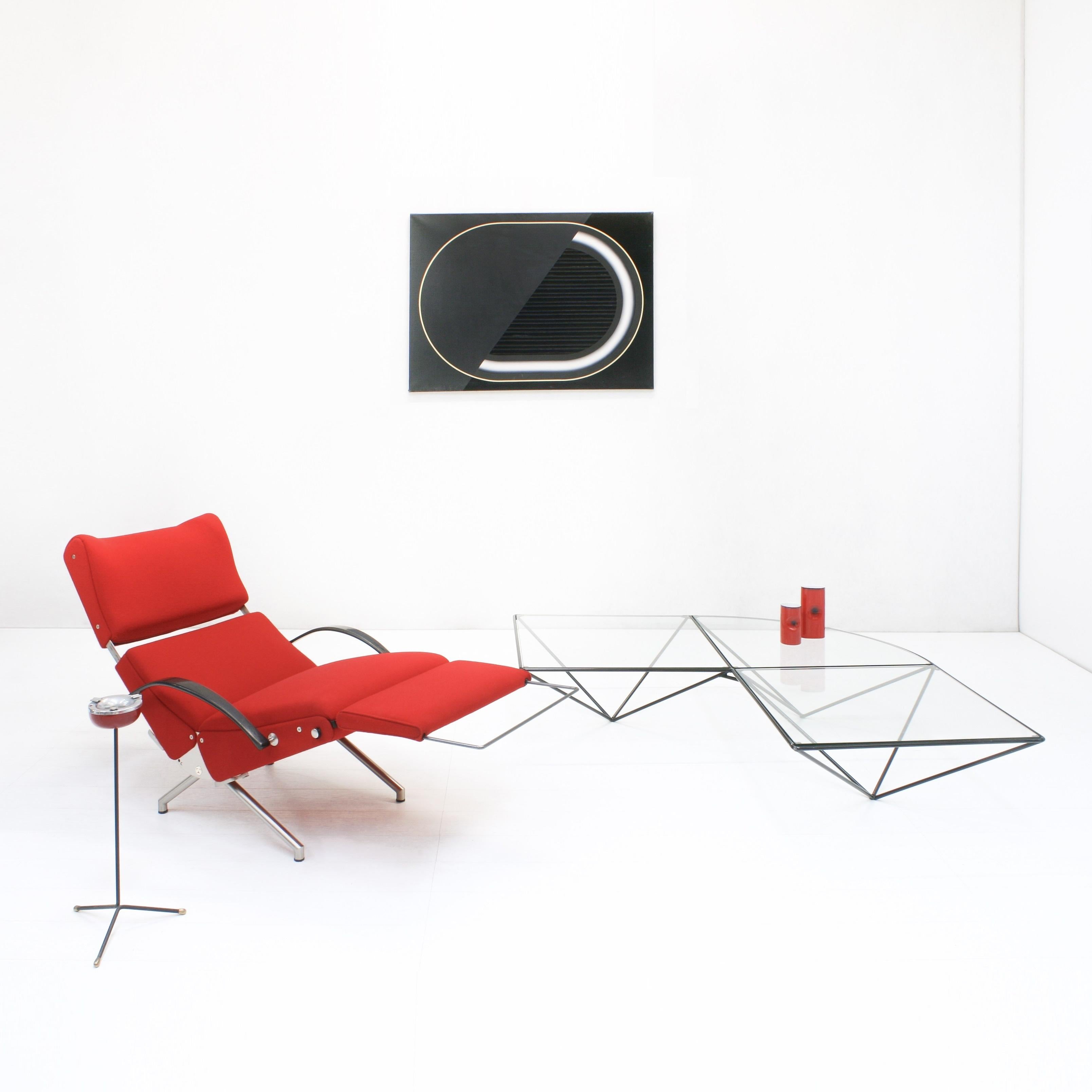 This P40 lounge chair by Osvaldo Borsani, executed in a bright red wool upholstery on a stainless steel base, is an icon from the Tecno collection and was designed in 1955.

Strong in its aesthetics and welcoming in its shapes, it conceals in its