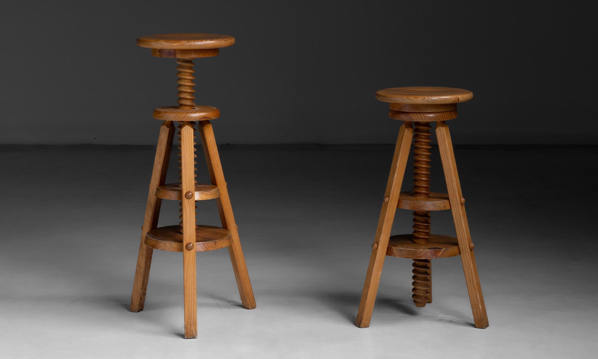 Pedestales regulables
Francia, 1950
Taburetes con base de sacacorchos que permite ajustar la altura.
19 