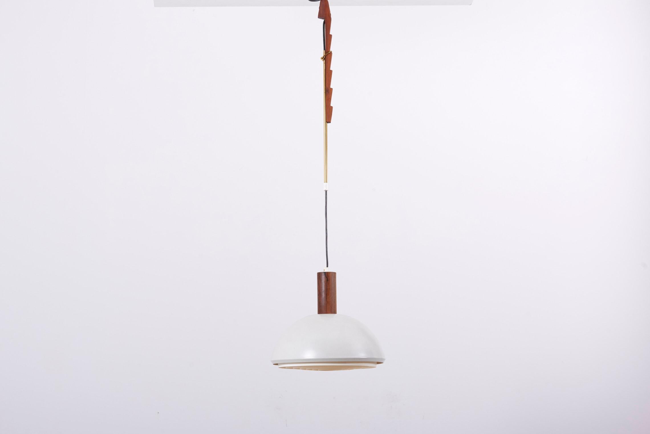 Lampe suspendue réglable en hauteur, conçue par Svend Aage Holm Sørensen et fabriquée par Holm Sørensen and Co au Danemark. Fabriqué en bois de teck, laiton, métal et plastique.

1 x douille E27.

Remarque : la lampe doit être installée par un