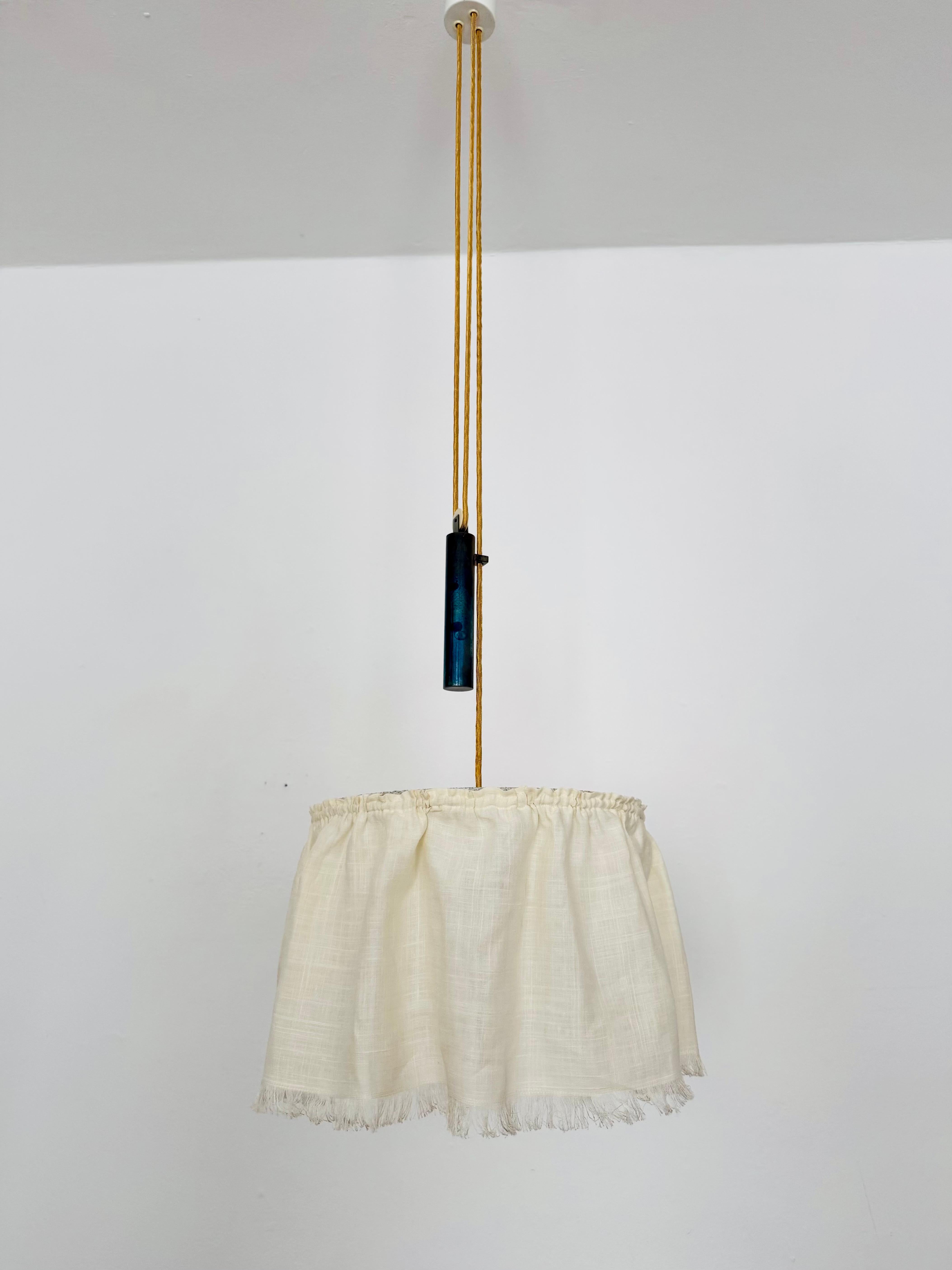 Très rare lampe suspendue réglable en hauteur des années 1950.
Design/One très élégant et fabrication de haute qualité.
Il crée une lumière très agréable.

Design/One : Adolf Loos
Fabricant : Kalmar Vienna

Condit :

Très bon état vintage avec de
