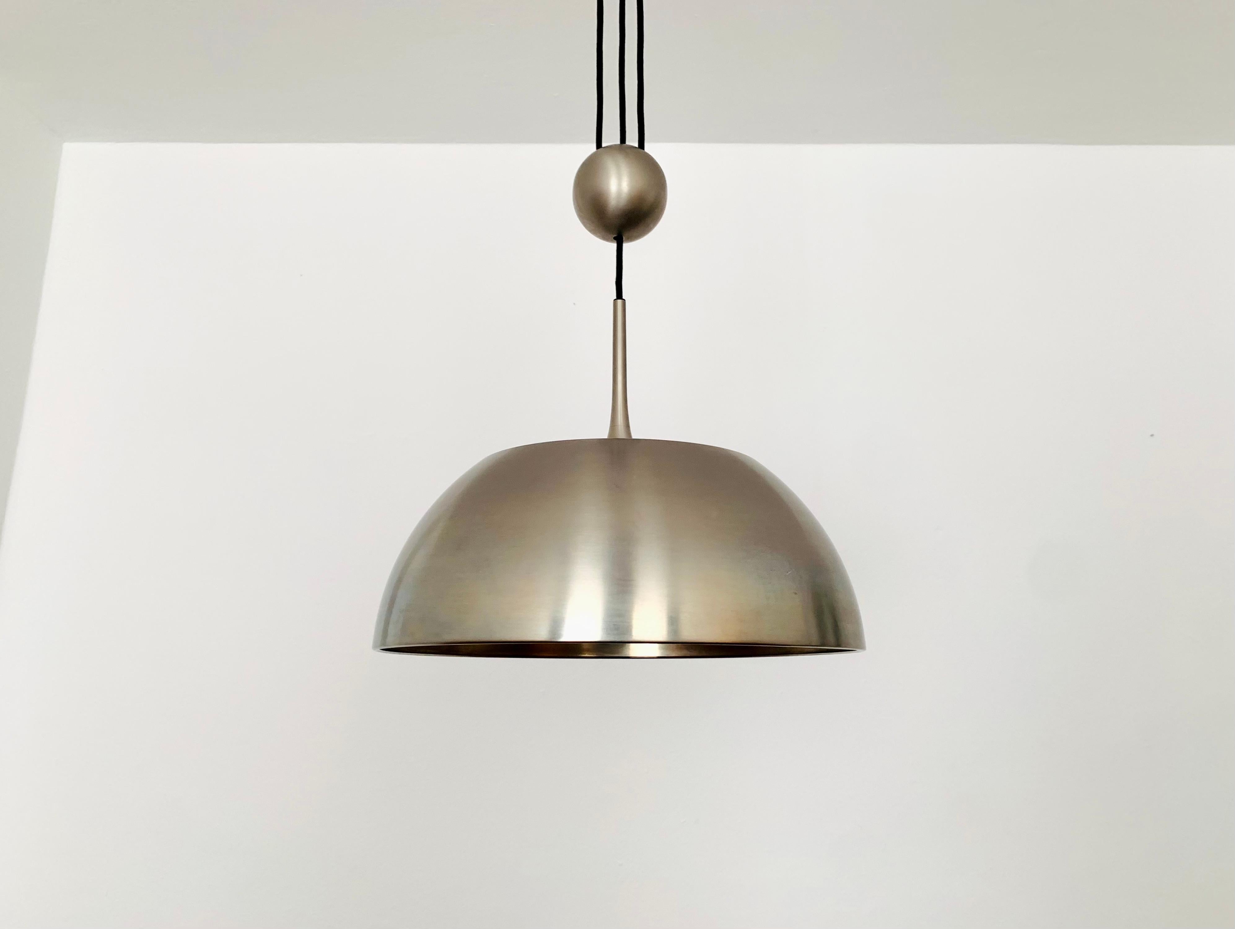Very nice, height-adjustable pendant lamp from the 1970s.
The lighting effect of the lamp is extremely beautiful.
The design creates a very elegant and pleasant light.
The lamp creates a very cozy atmosphere and is of very high quality.

Design: