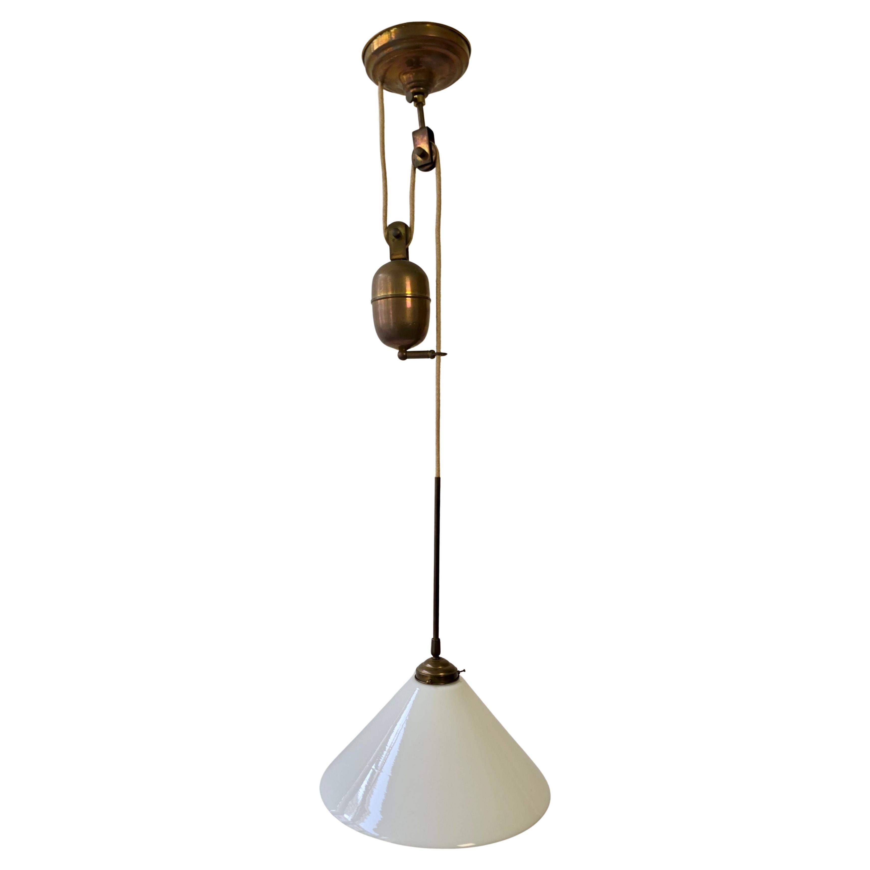 Adjustable Pulley Pendant Lamp in Copper and Opaline Glass, 1920s im Zustand „Gut“ im Angebot in Antwerp, BE