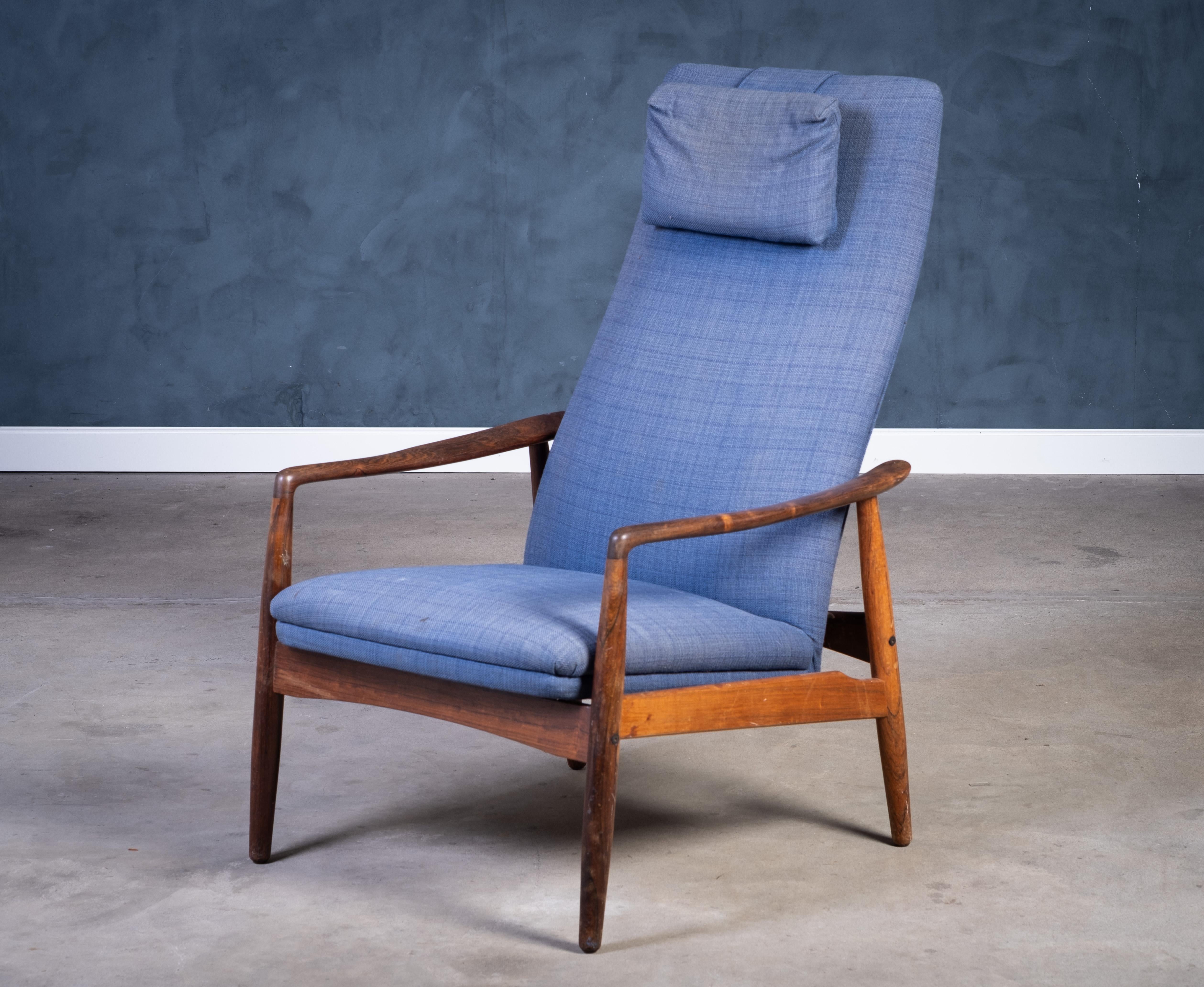 Chaise longue réglable en bois de rose, conçue par Søren Ladefoged dans les années 1960. Le cadre présente un élégant savoir-faire danois et une forme sculpturale raffinée. La sellerie doit être renouvelée, ce qui permet à l'acheteur de choisir les