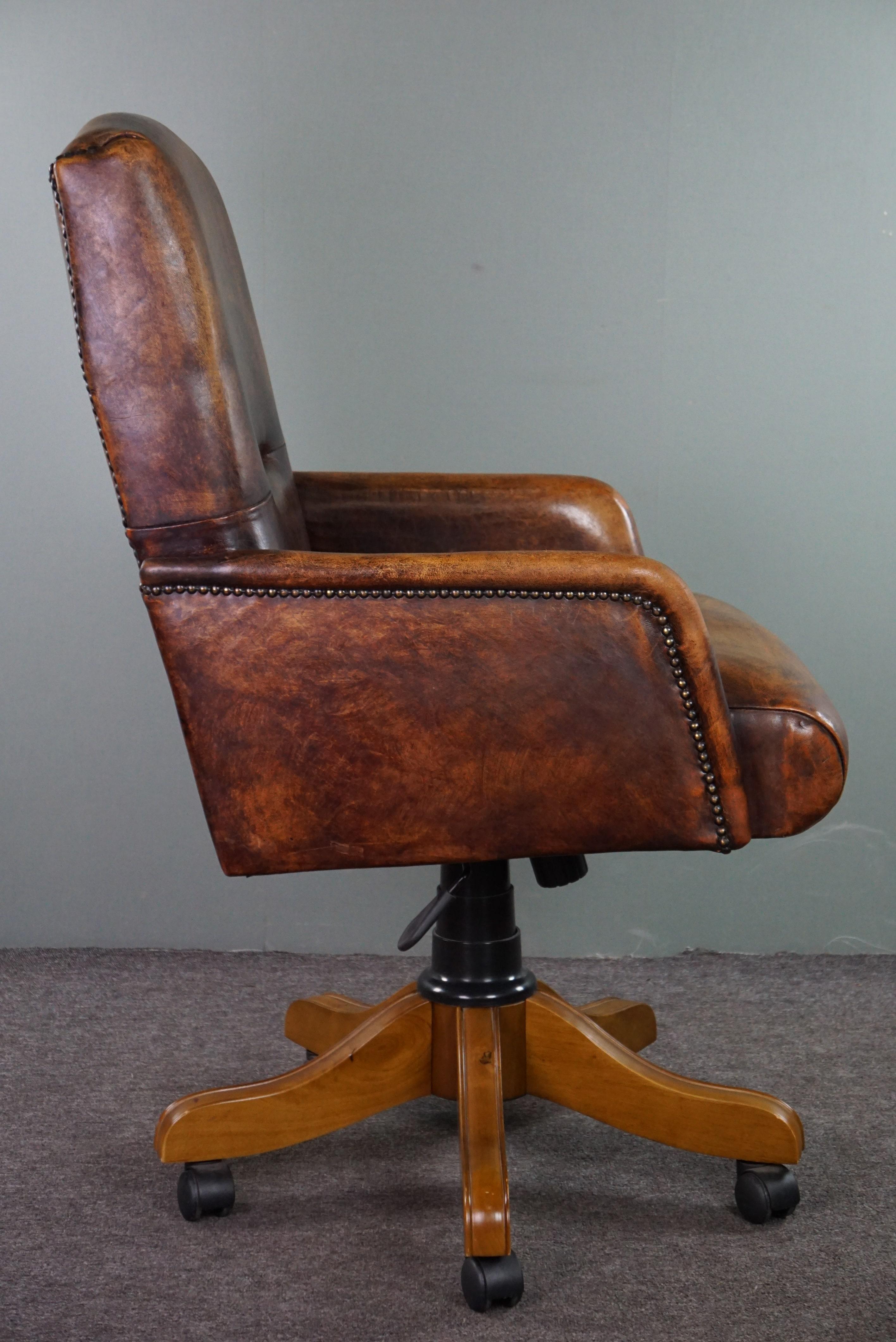 British Colonial Adjustable sheepskin leather office chair in good condition, English style For Sale