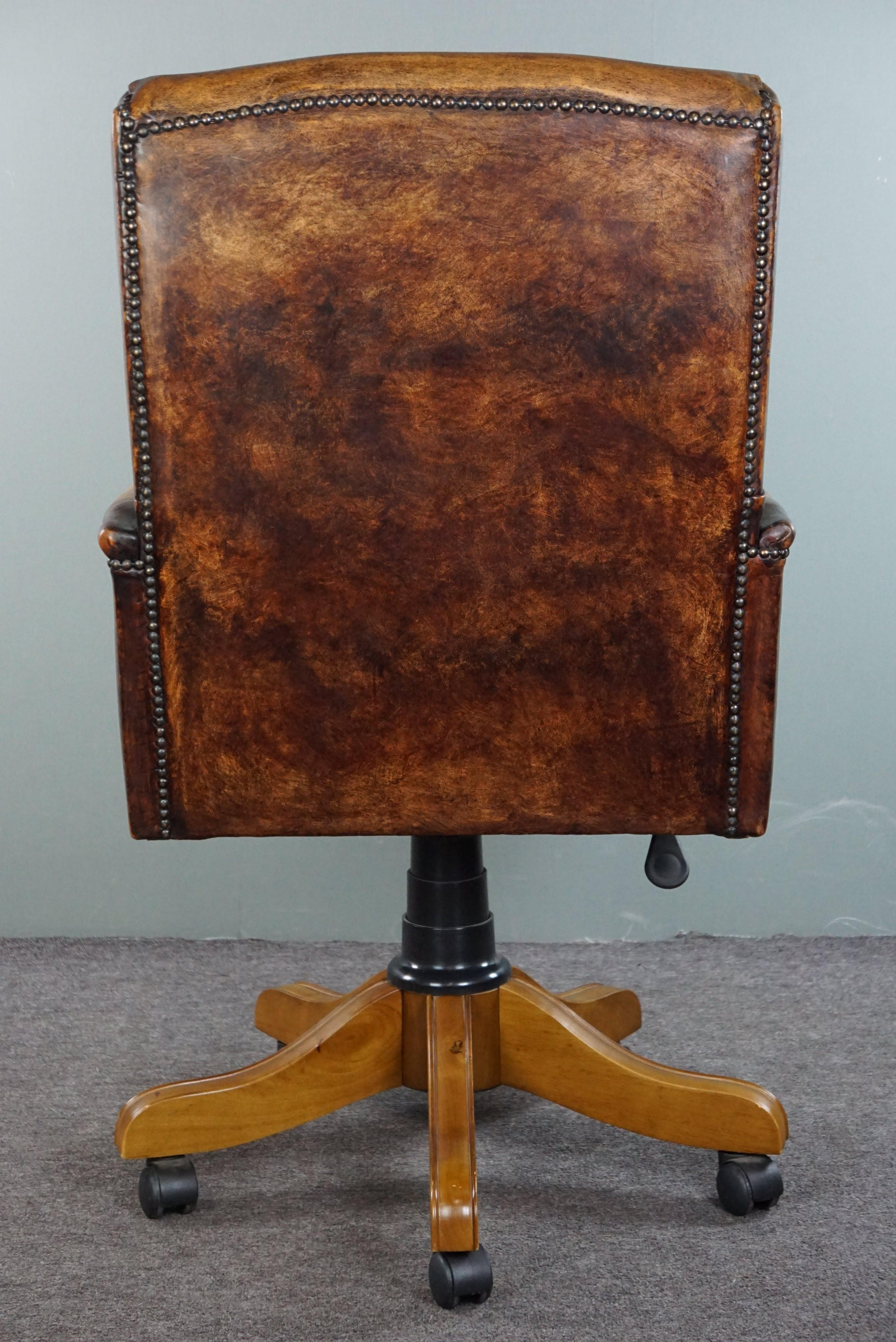 Adjustable sheepskin leather office chair in good condition, English style In Good Condition For Sale In Harderwijk, NL