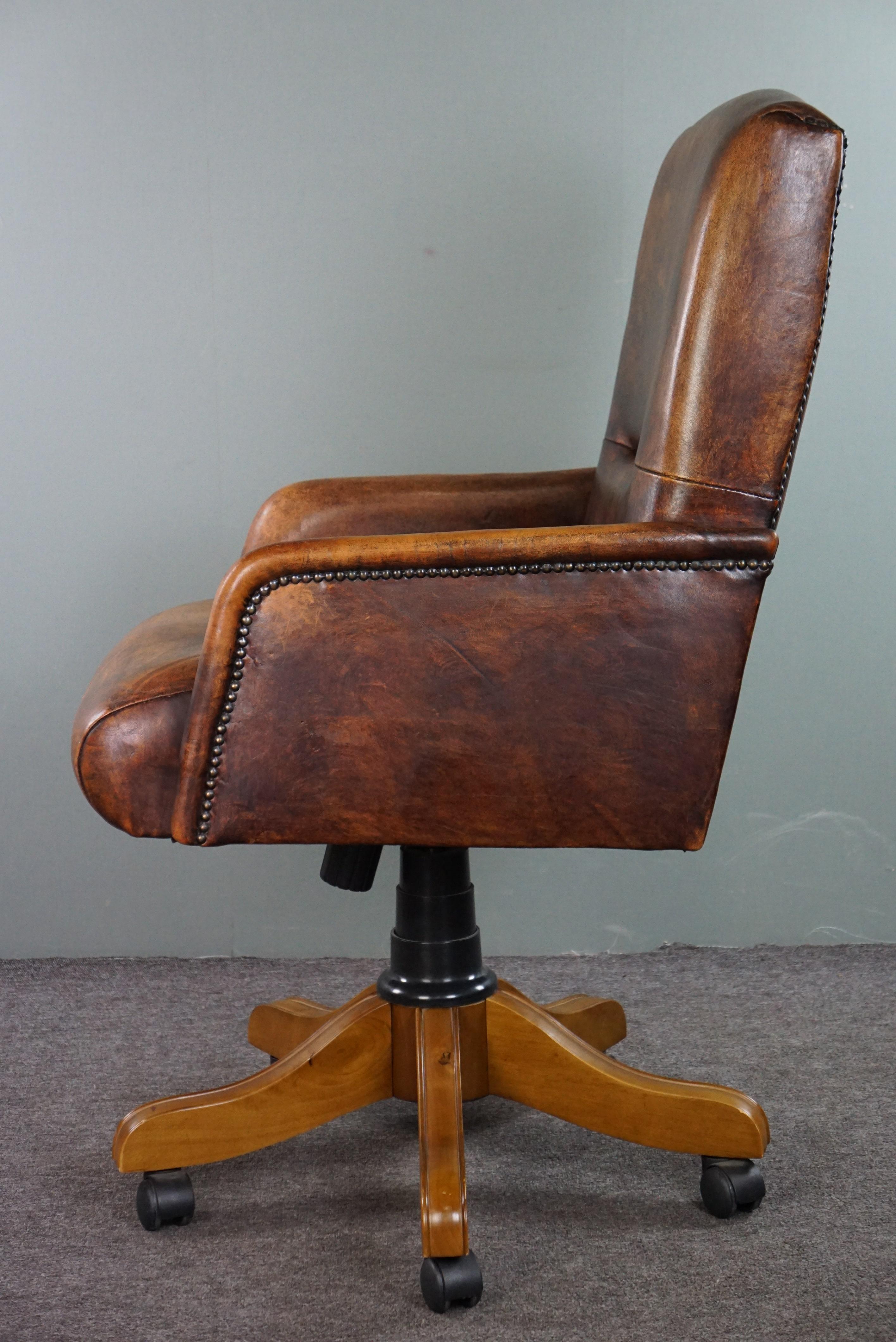 Late 20th Century Adjustable sheepskin leather office chair in good condition, English style For Sale