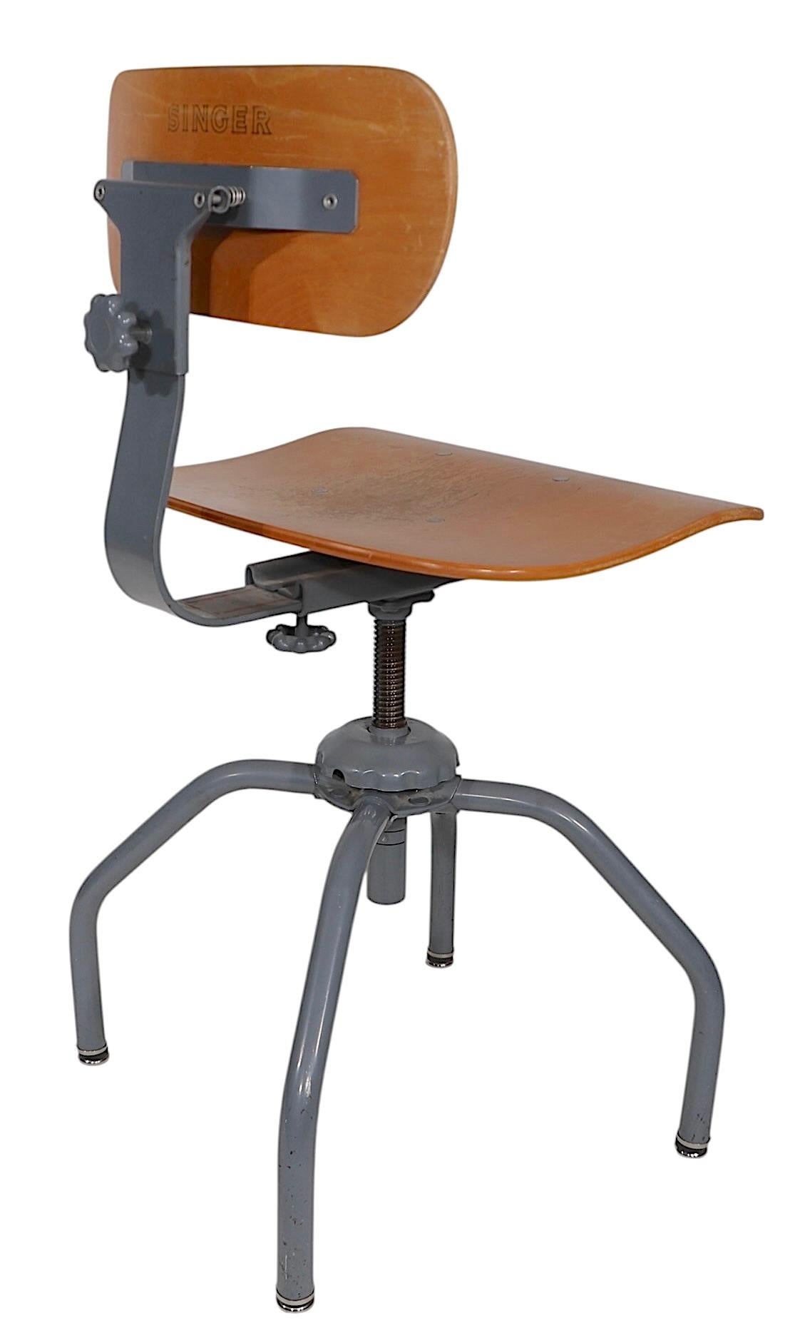 Sedia girevole regolabile Singer Sewing Machinist Industrial Stool in vendita 3