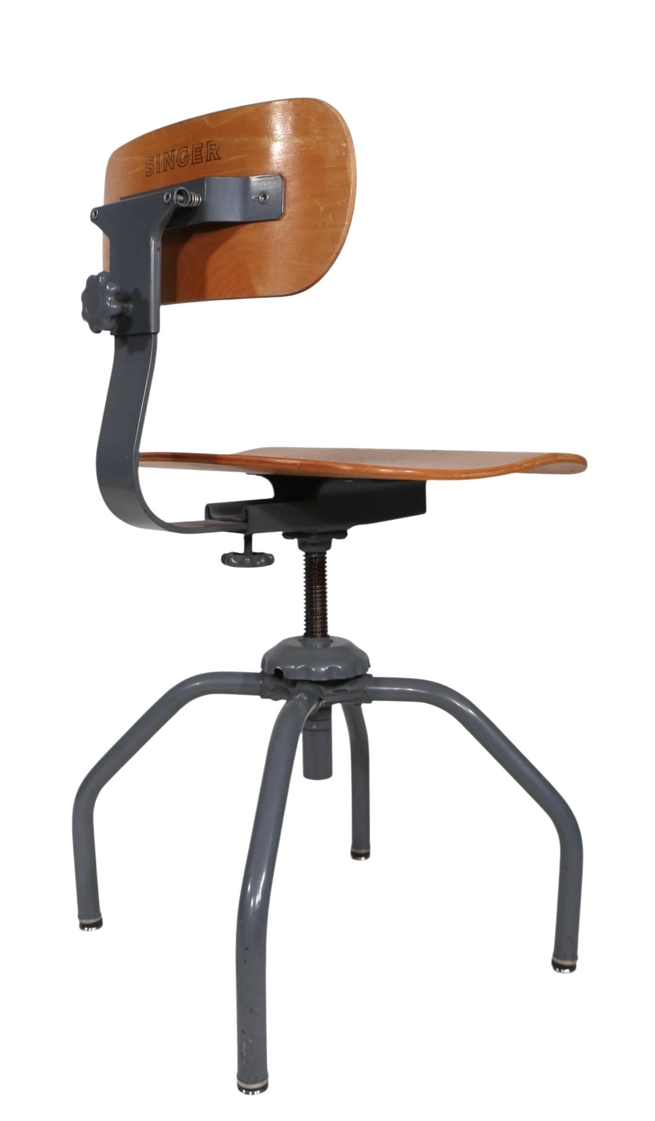 Sedia girevole regolabile Singer Sewing Machinist Industrial Stool in vendita 4