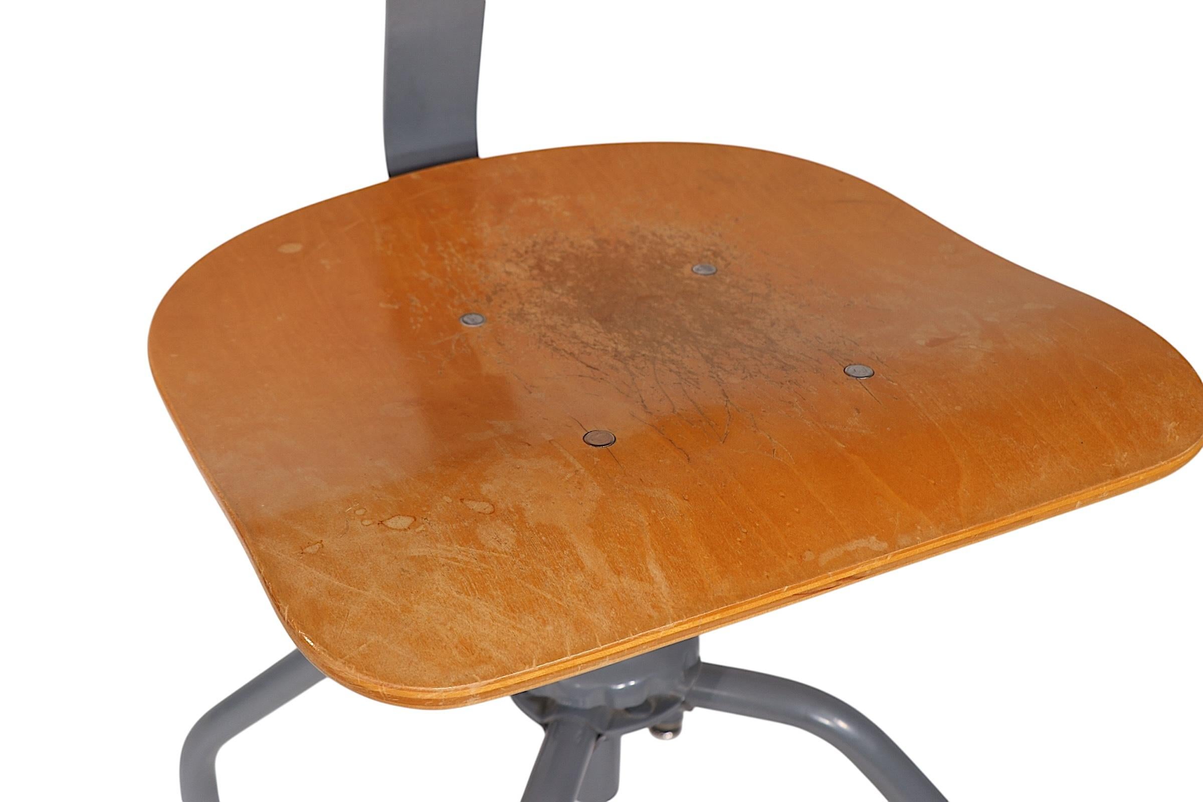 Sedia girevole regolabile Singer Sewing Machinist Industrial Stool in vendita 7