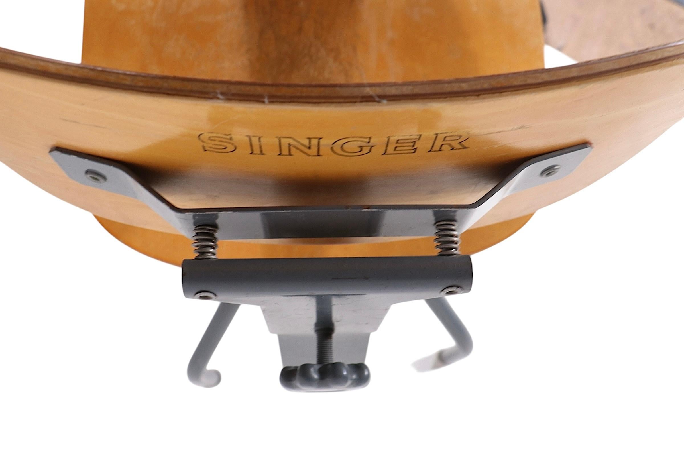 Sedia girevole regolabile Singer Sewing Machinist Industrial Stool in vendita 9