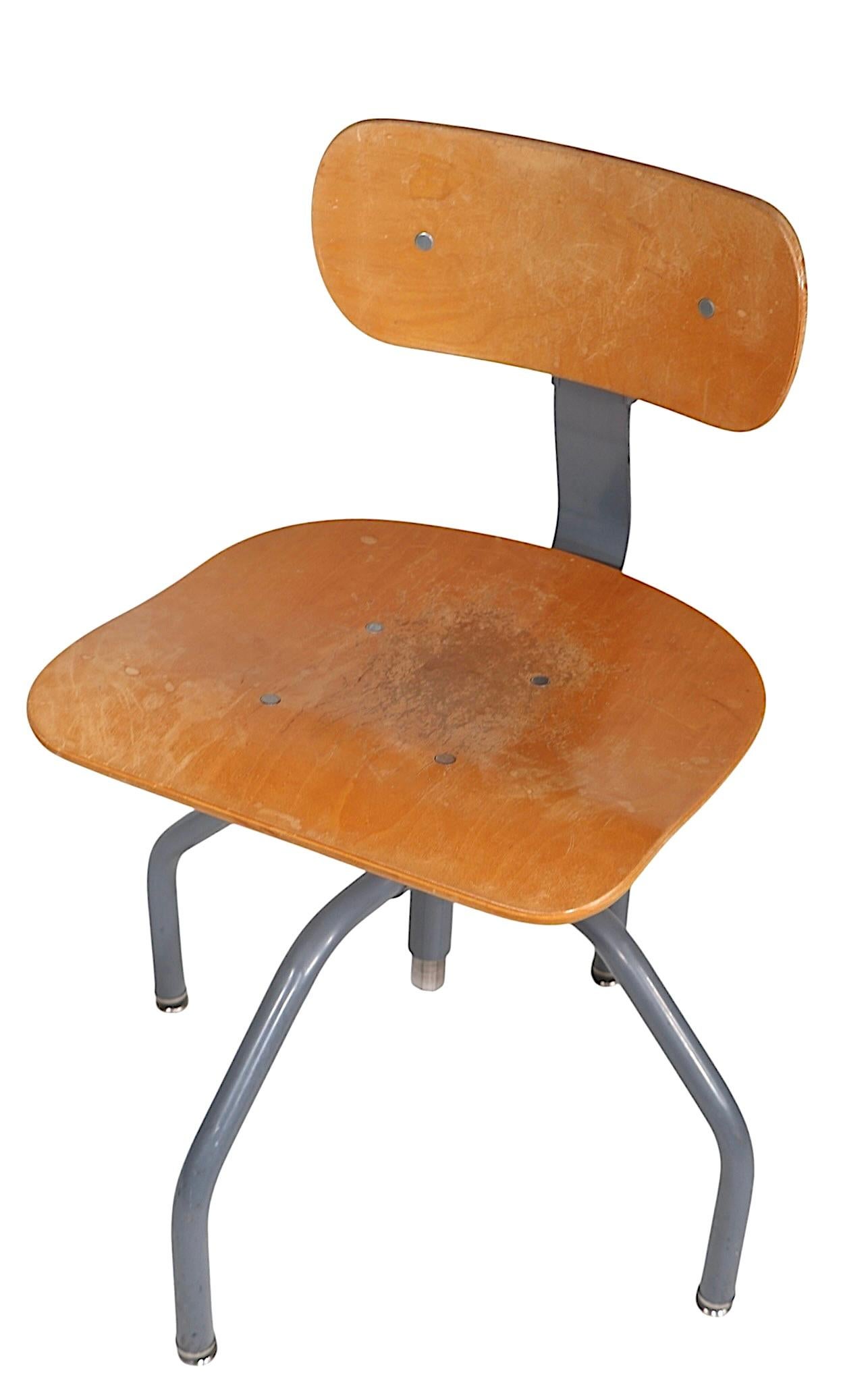 Sedia girevole regolabile Singer Sewing Machinist Industrial Stool In condizioni buone in vendita a New York, NY