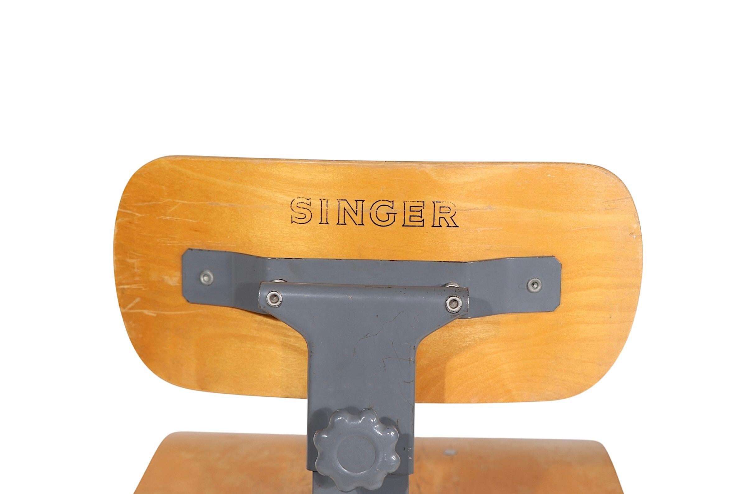 XX secolo Sedia girevole regolabile Singer Sewing Machinist Industrial Stool in vendita