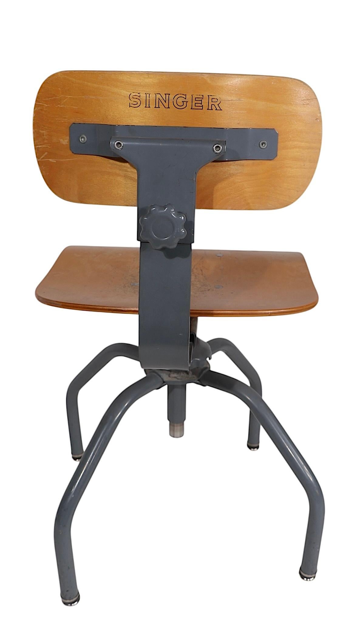 Sedia girevole regolabile Singer Sewing Machinist Industrial Stool in vendita 1
