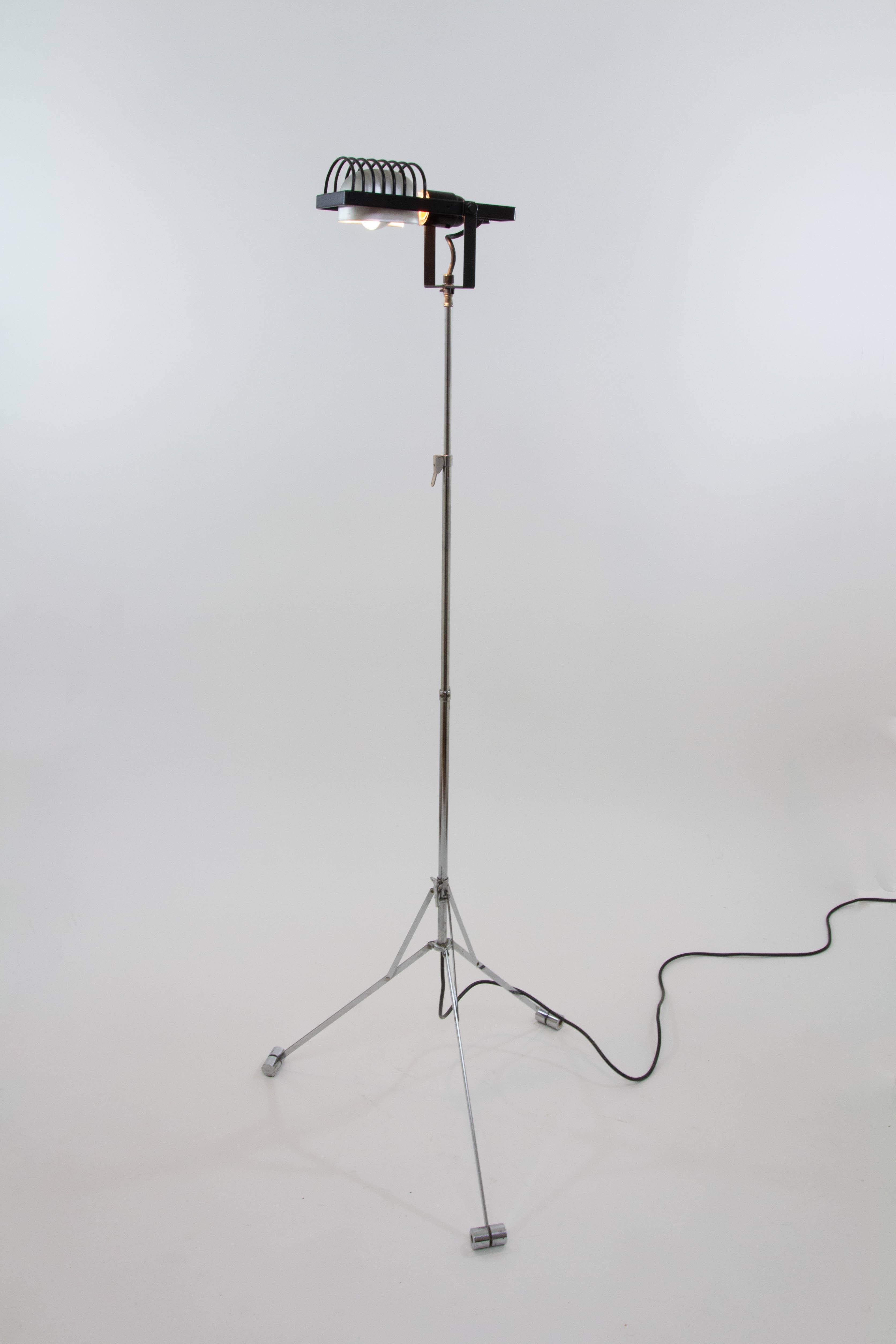 Sintesi floor lamp designed by Ernesto Gismondi for Italian lighting company Artemide in 1975.

Like all models within the Sintesi series this floor lamp is flexible. The aluminium shade is completely directional. You can adjust the height of the
