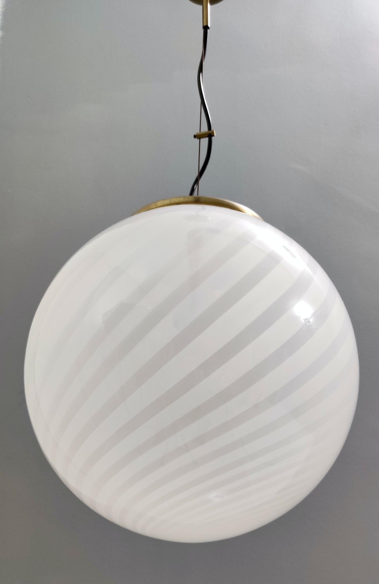 Adjustable Spheric Murano Glass and Brushed Brass Pendant by VeArt, Italy, 1970s In Good Condition In Bresso, Lombardy